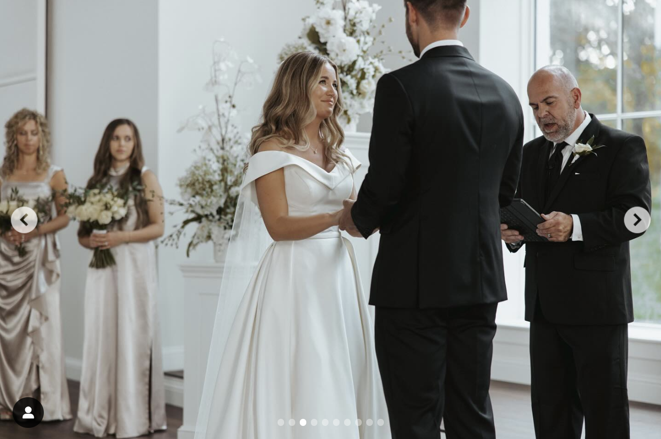 Ein Blick auf die minimalistisch inspirierte Hochzeit von Jana Duggar und Stephen Wissmann mit einem großen Fenster und Blumendekoration, gepostet im August 2024 | Quelle: Instagram/janamduggar