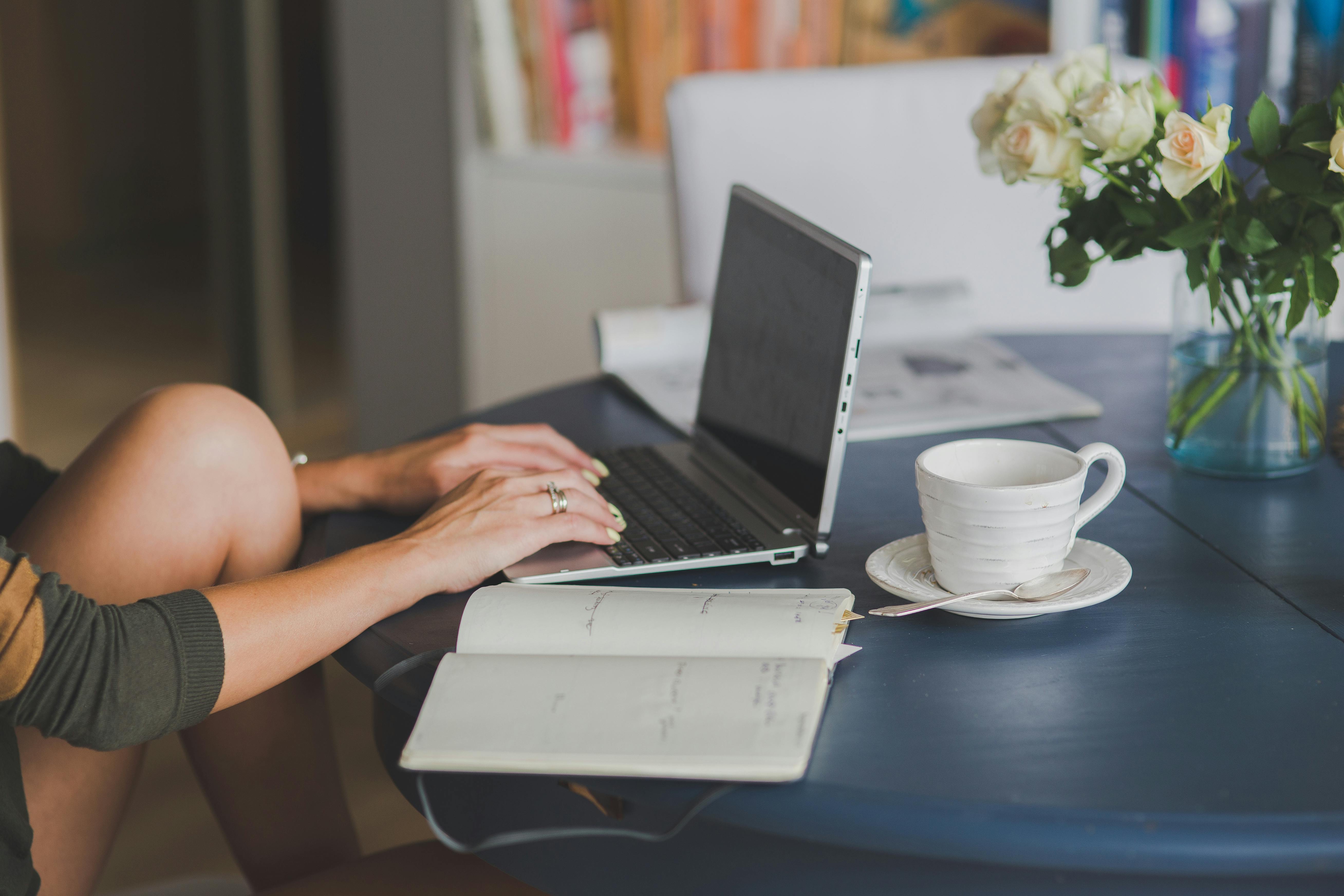 Eine Frau arbeitet an einem Laptop | Quelle: Pexels
