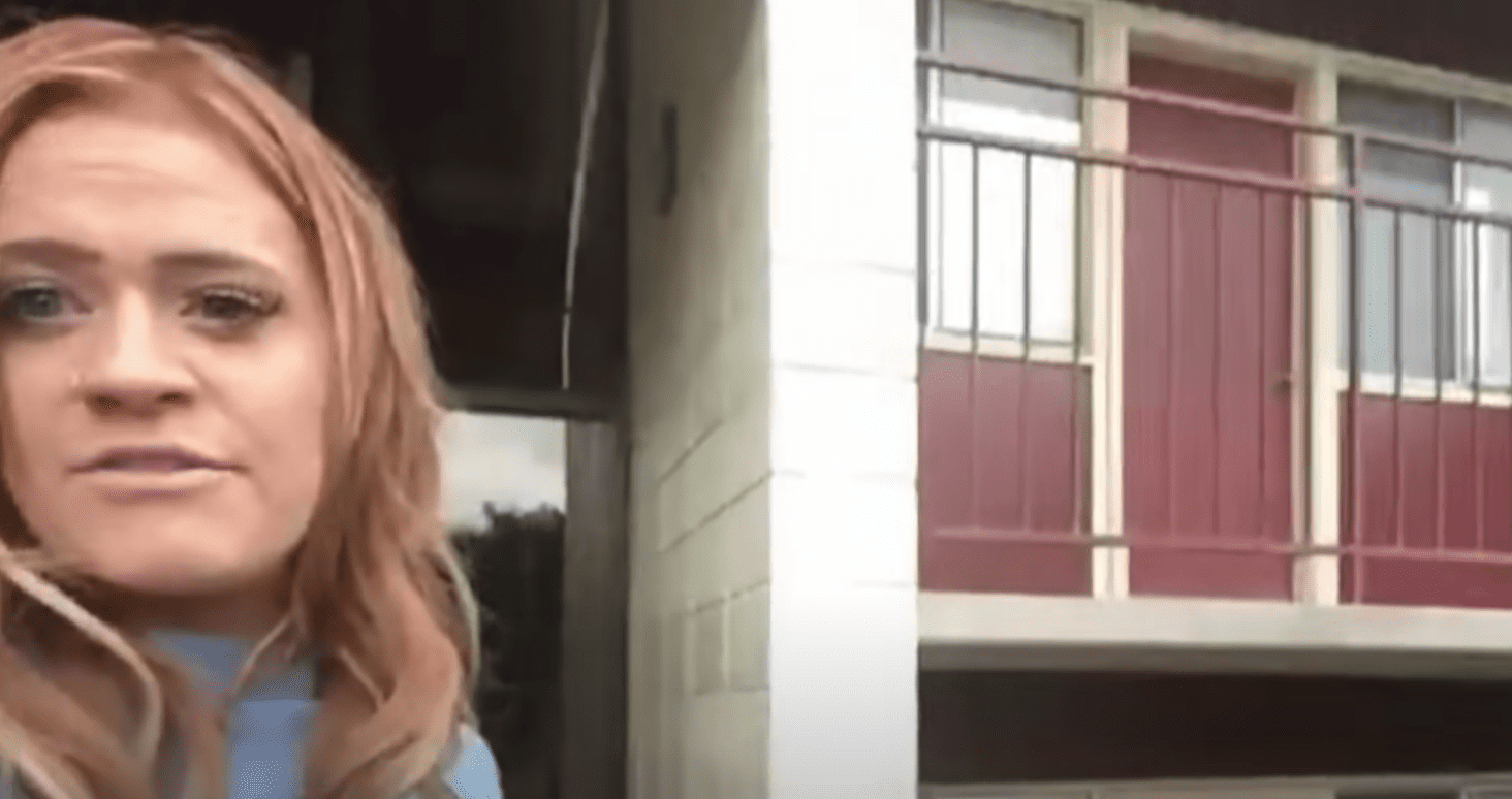 Eine Frau teilt mit, dass ein Stalker auf ihren Balkon geklettert und in ihre Wohnung eingedrungen ist | Quelle: Youtube/Inside Edition