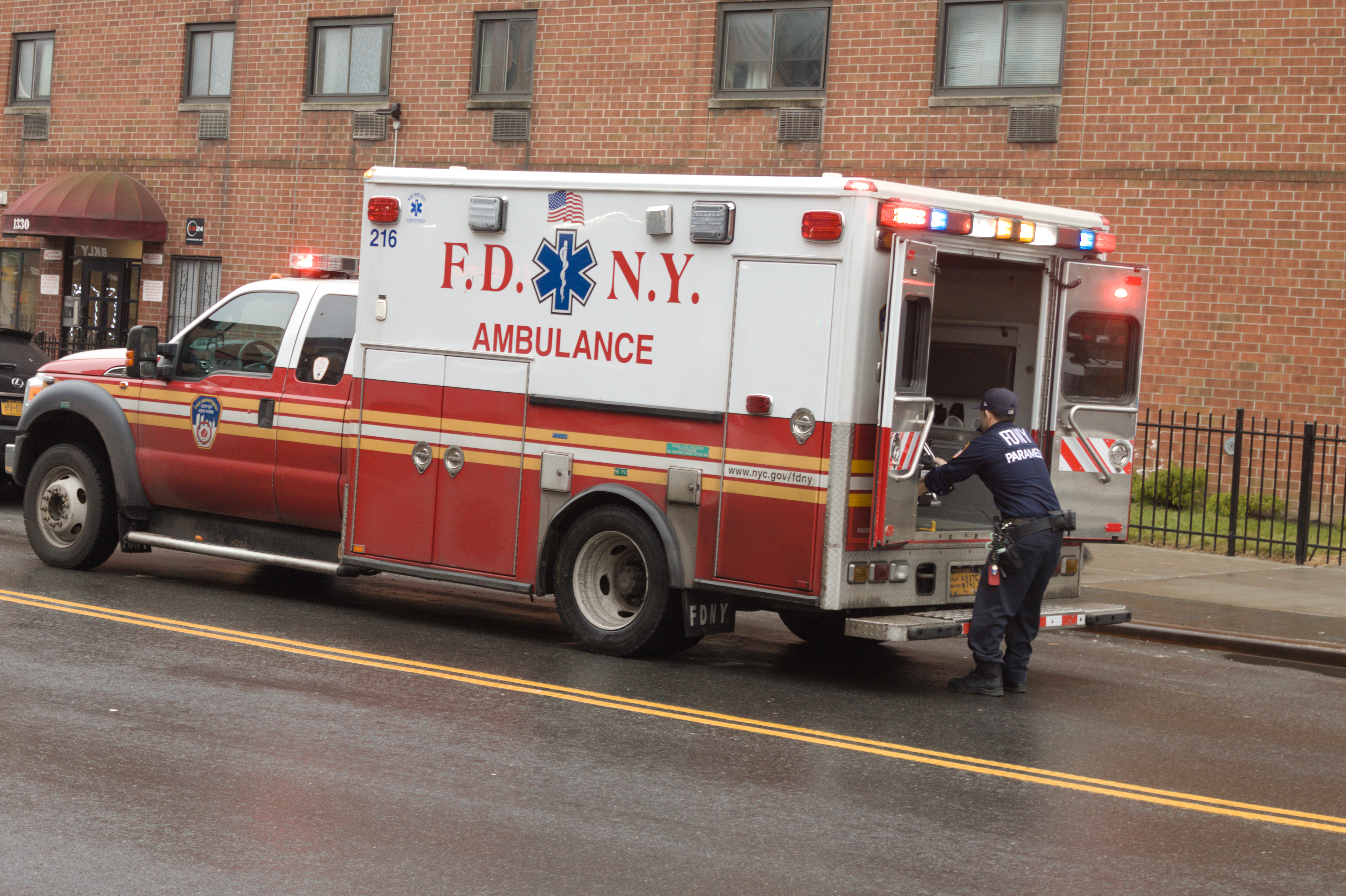 Ein Rettungssanitäter und ein Krankenwagen. | Quelle: Shutterstock