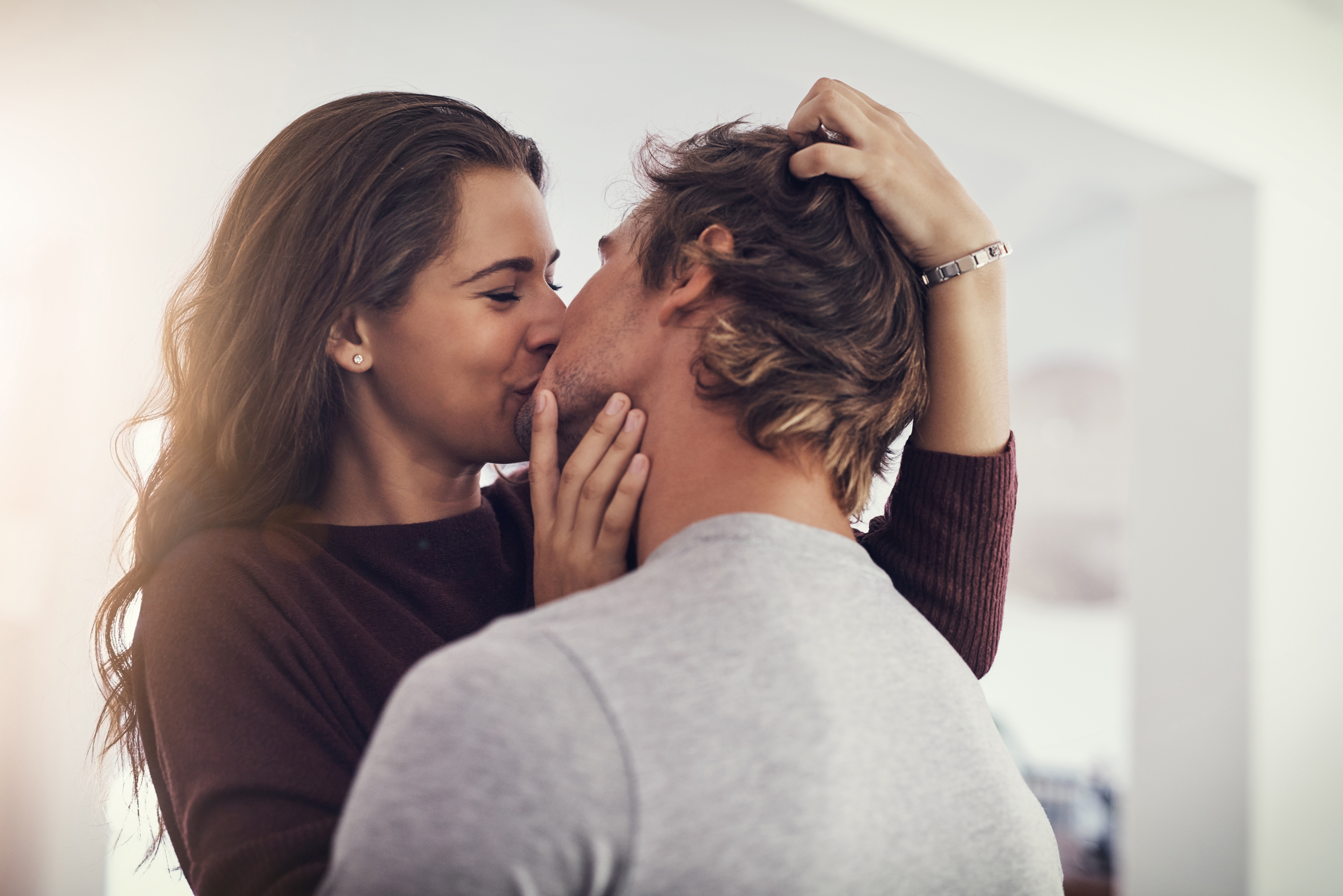 Frau küsst Mann | Quelle: Shutterstock