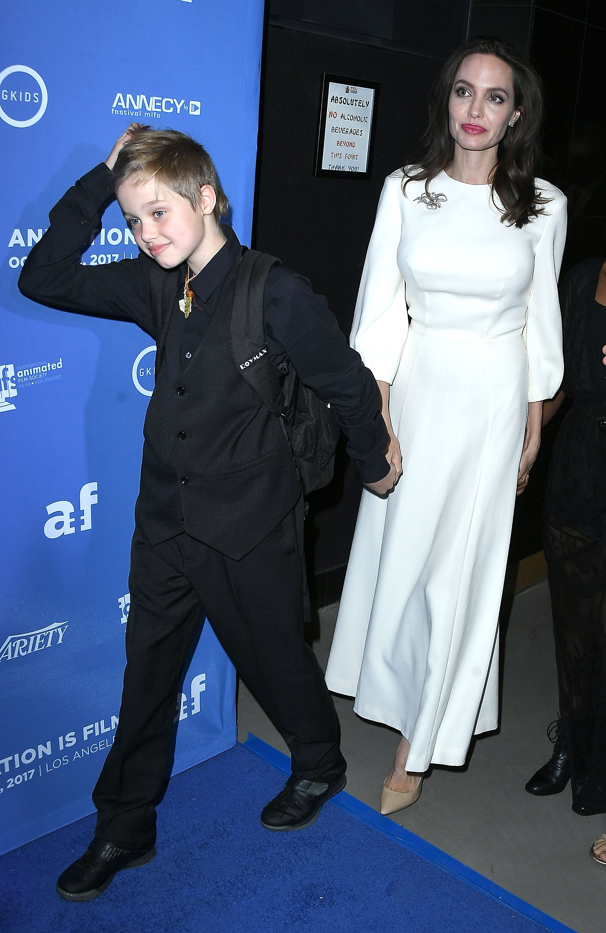 Shiloh Jolie-Pitt und Angelina Jolie kommen zur Premiere von Gkids' "The Breadwinner" in den TCL Chinese 6 Theatres am 20. Oktober 2017 in Hollywood, Kalifornien | Quelle: Getty Images