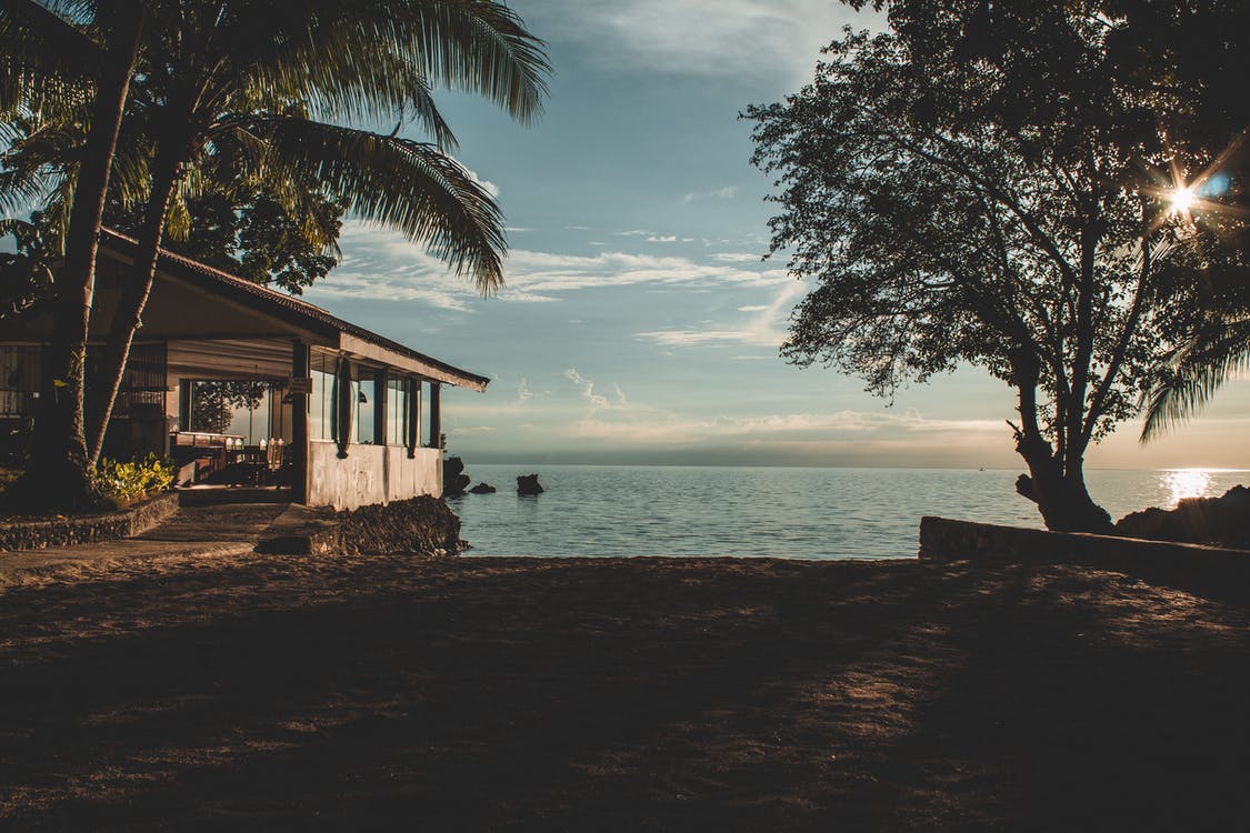 Von ihrer Veranda aus schauten sie auf das Meer und unterhielten sich. | Quelle: Pexels