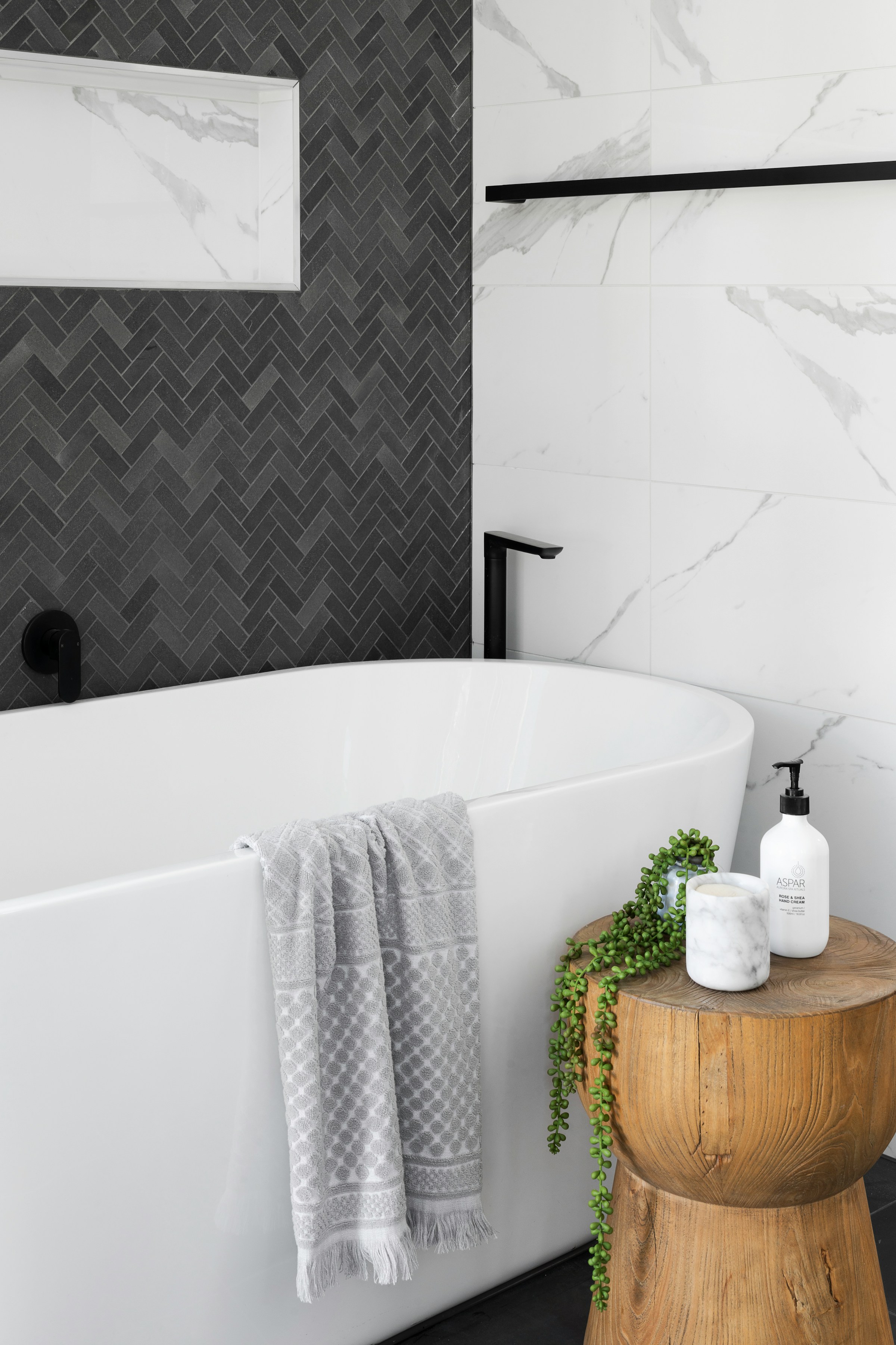 Eine weiße Keramik-Badewanne | Quelle: Unsplash