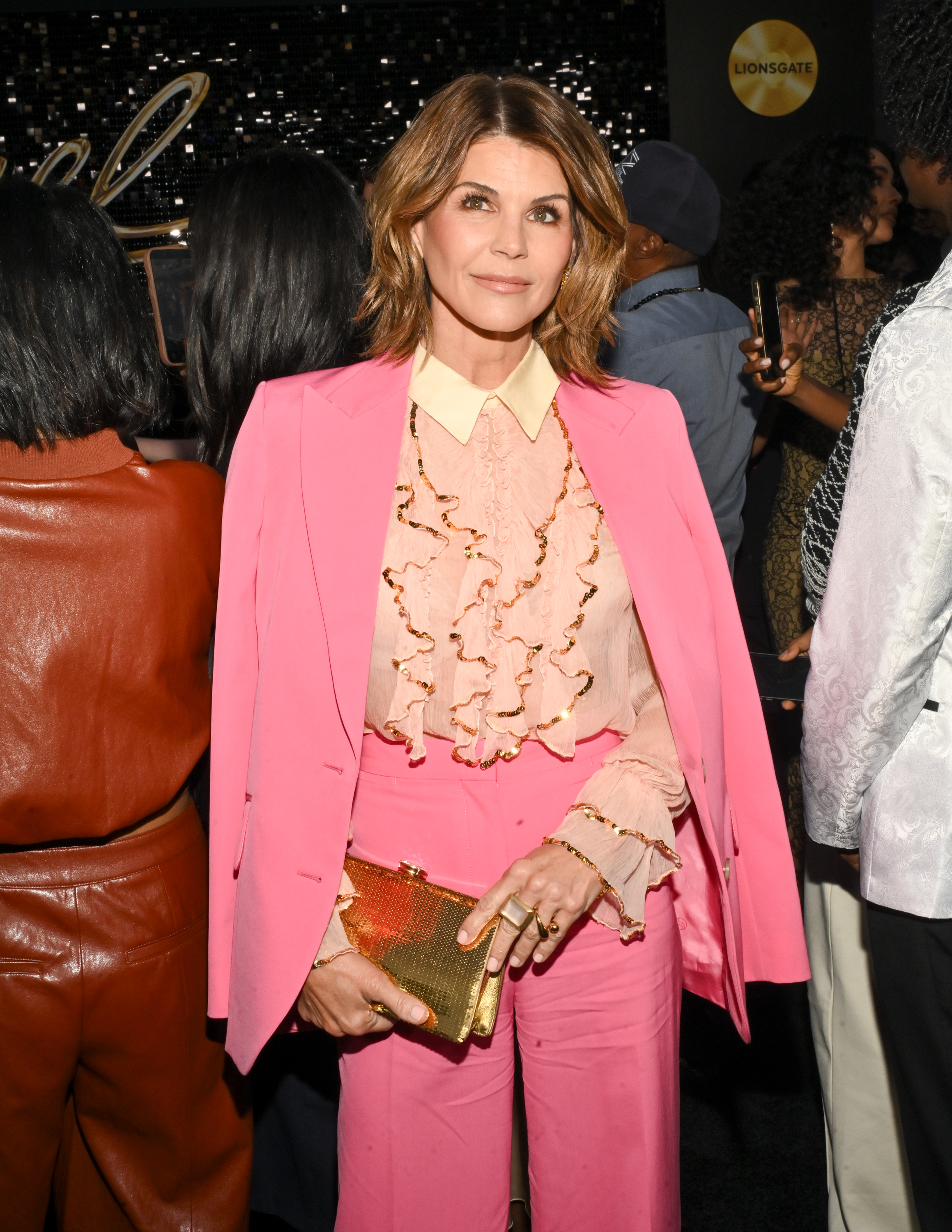 Lori Loughlin geriet später wegen des landesweiten Skandals um die Hochschulzulassungen stark in die Kritik der Öffentlichkeit, bekannte sich schließlich der Verschwörung zum Telekommunikations- und Postbetrug schuldig und verbüßte eine zweimonatige Haftstrafe. Vor kurzem ist sie wieder zur Schauspielerei zurückgekehrt und schlägt damit ein neues Kapitel in einer Karriere auf, die sowohl von anhaltendem Erfolg als auch von großen Herausforderungen geprägt war. | Quelle: Getty Images