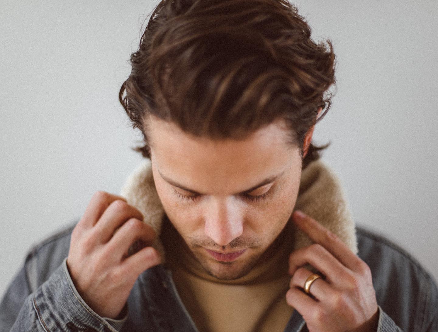 Christopher repräsentiert eine weitere Generation der Familie Osmond, deren Name schon seit langem mit Unterhaltung und Kreativität in Verbindung gebracht wird. Über seine eigenen Fotos hinaus geben die von Alta geteilten Einblicke einen Einblick in seine Rolle als Ehemann und Vater. | Quelle: Instagram/chris.osmond