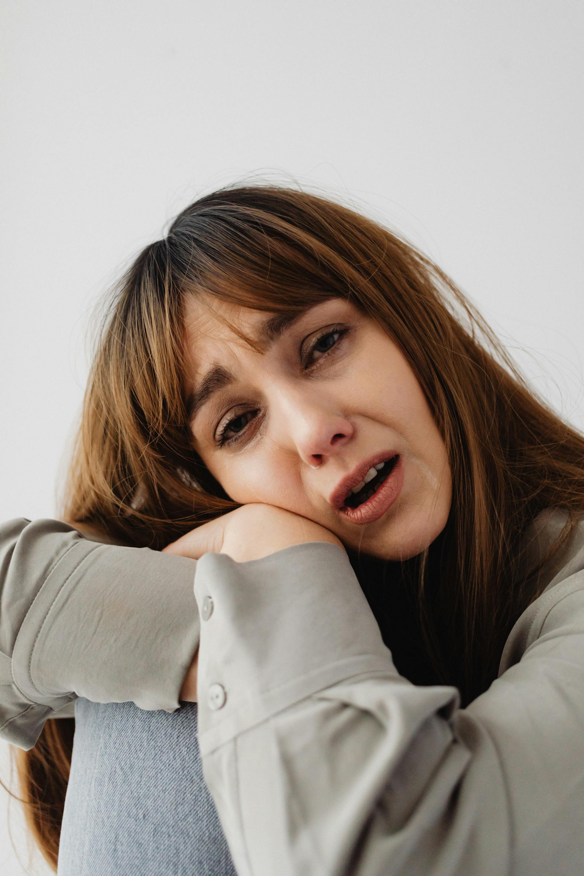 Eine verzweifelte Frau, die mit jemandem spricht | Quelle: Pexels