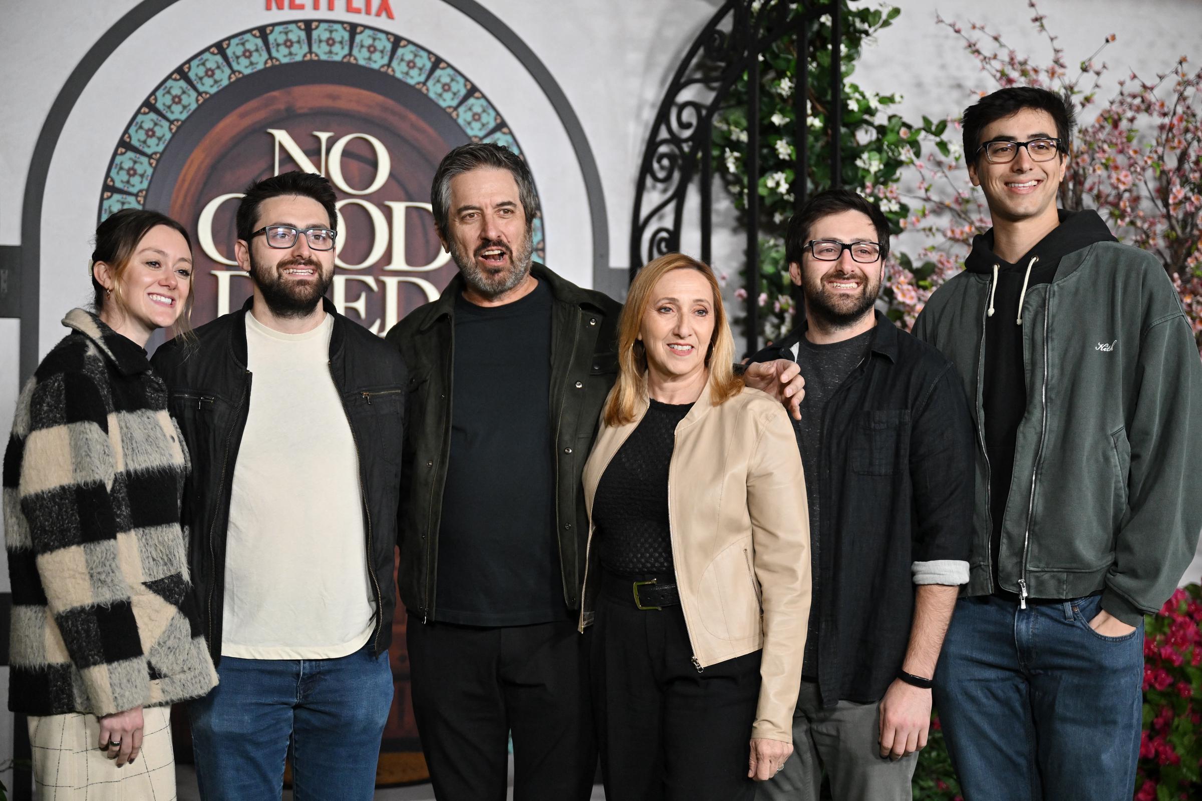Ray, Anna, Alexandra, Matthew, Joseph und Gregory Romano bei der Premiere von Netflix’ „No Good Deed“ am 4. Dezember 2024 | Quelle: Getty Images