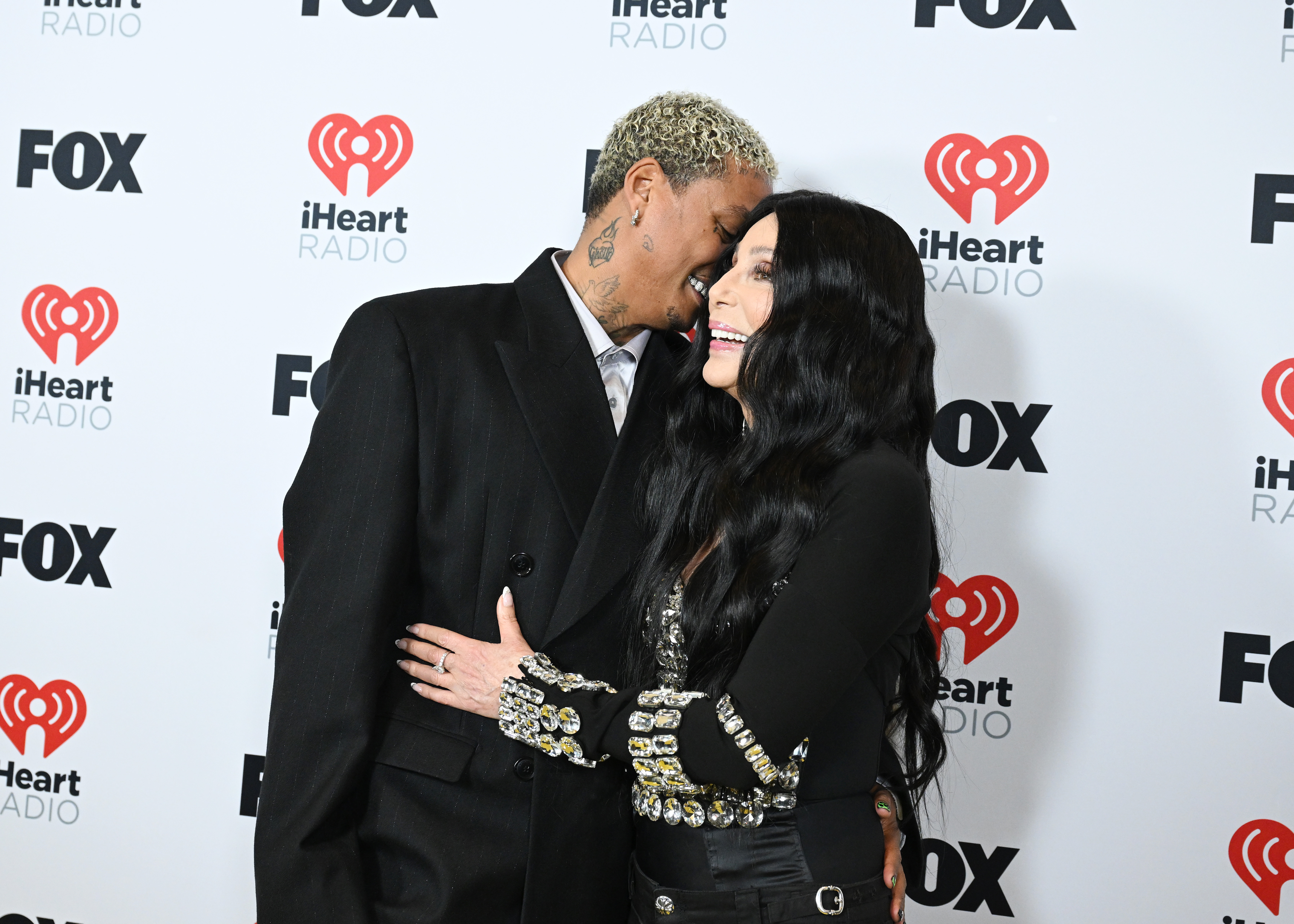Alexander "AE" Edwards teilt einen süßen Moment mit Cher bei den iHeartRadio Music Awards 2024 im Dolby Theatre am 1. April 2024 in Los Angeles, Kalifornien. | Quelle: Getty Images