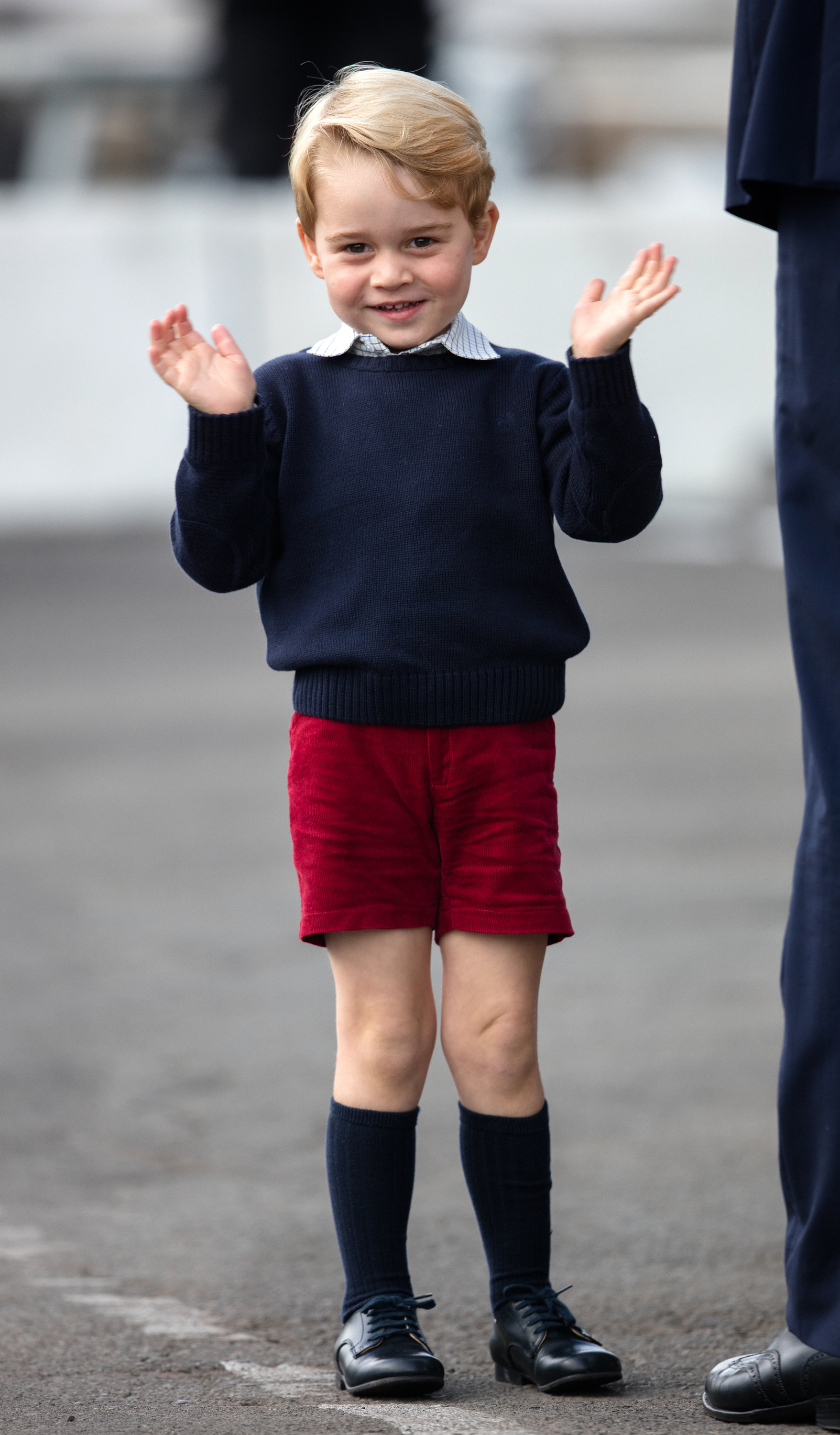 Als der 3-jährige George am 1. Oktober zum Abschluss der Kanada-Reise von William und Catherine in Victoria Abschied nahm, winkte er der Menge zu. Zu diesem Zeitpunkt waren seine Auftritte in Übersee bereits zu einem weiteren sichtbaren Zeichen dafür geworden, dass der junge Prinz vor den Augen der Öffentlichkeit heranwächst.
