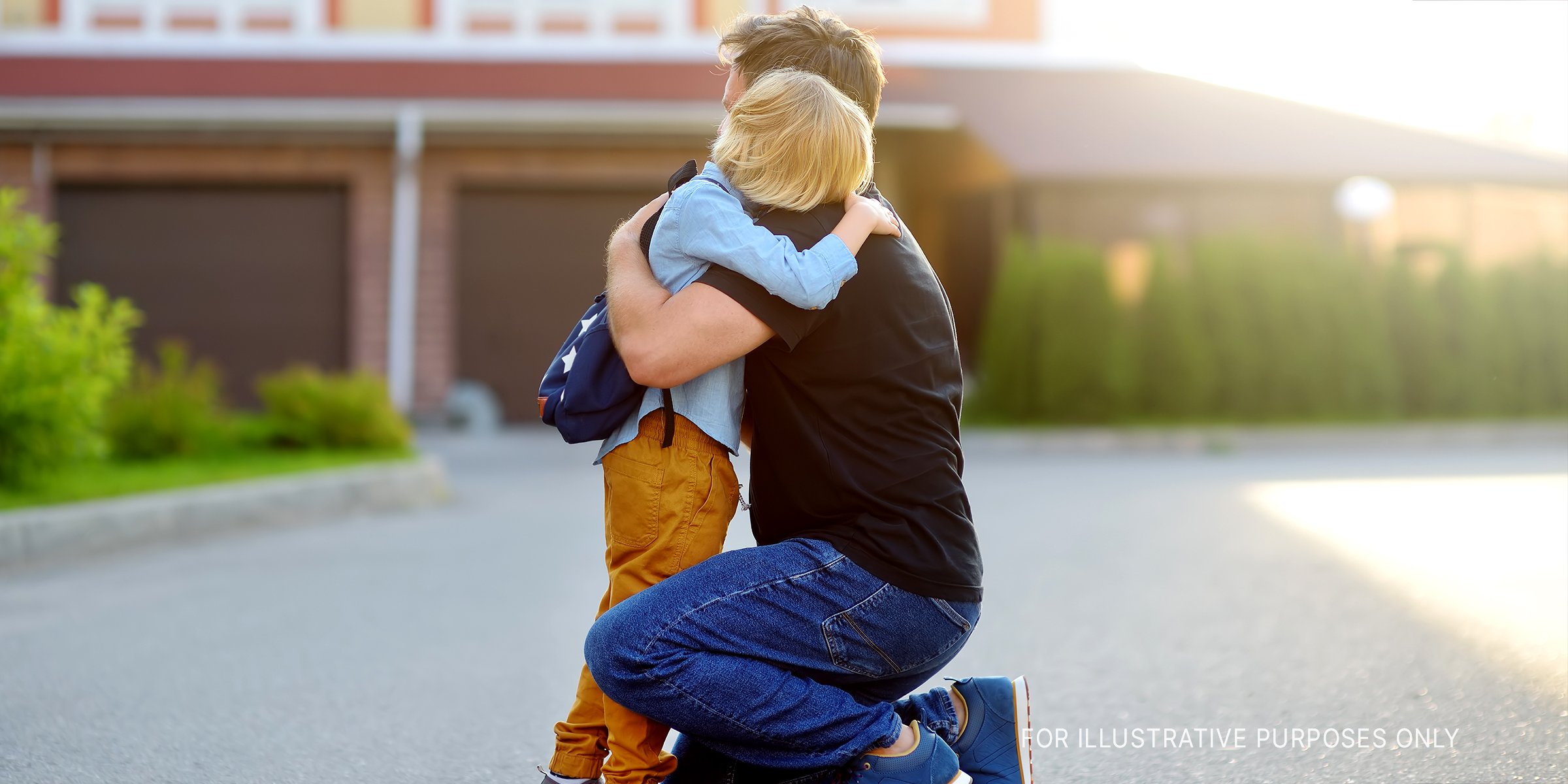 Kleiner Junge umarmt seinen Vater. | Quelle: Shutterstock