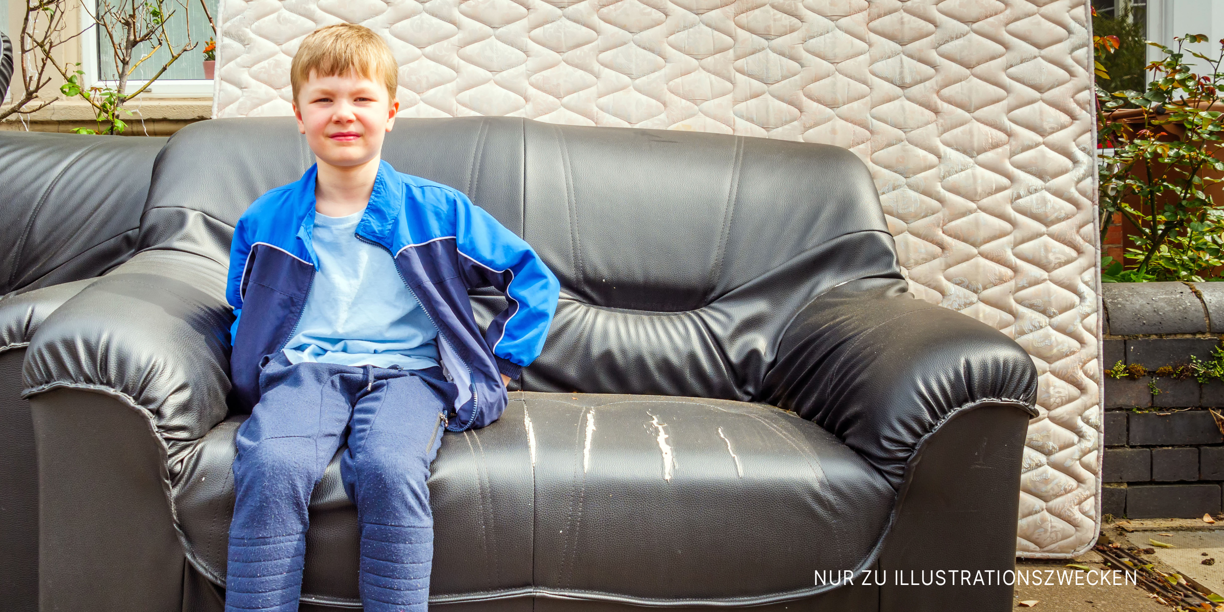 Junge sitzt auf einem Sofa | Quelle: Shutterstock