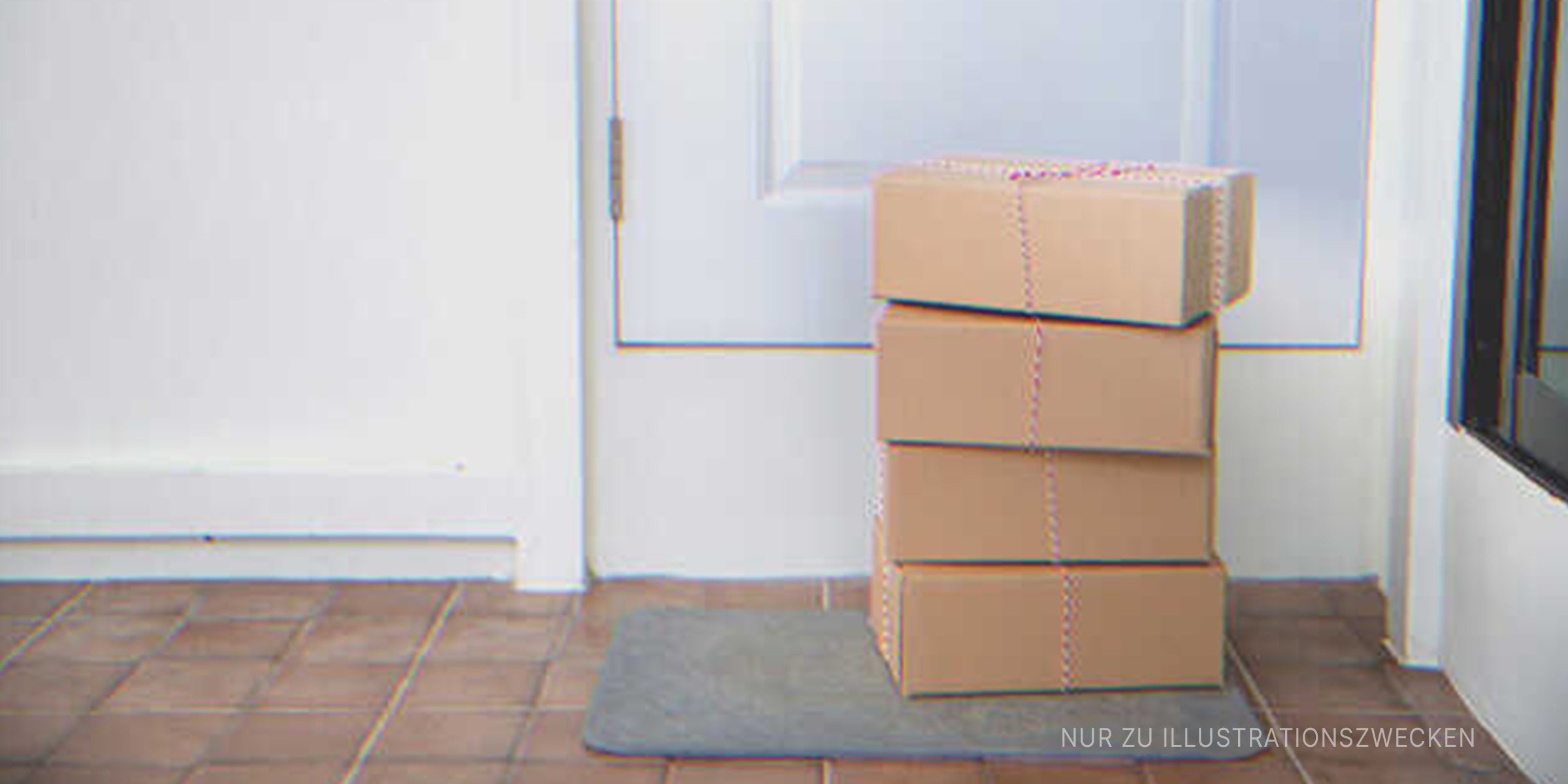 Ein Stapel von vier Kisten auf einer Türschwelle | Quelle: Shutterstock