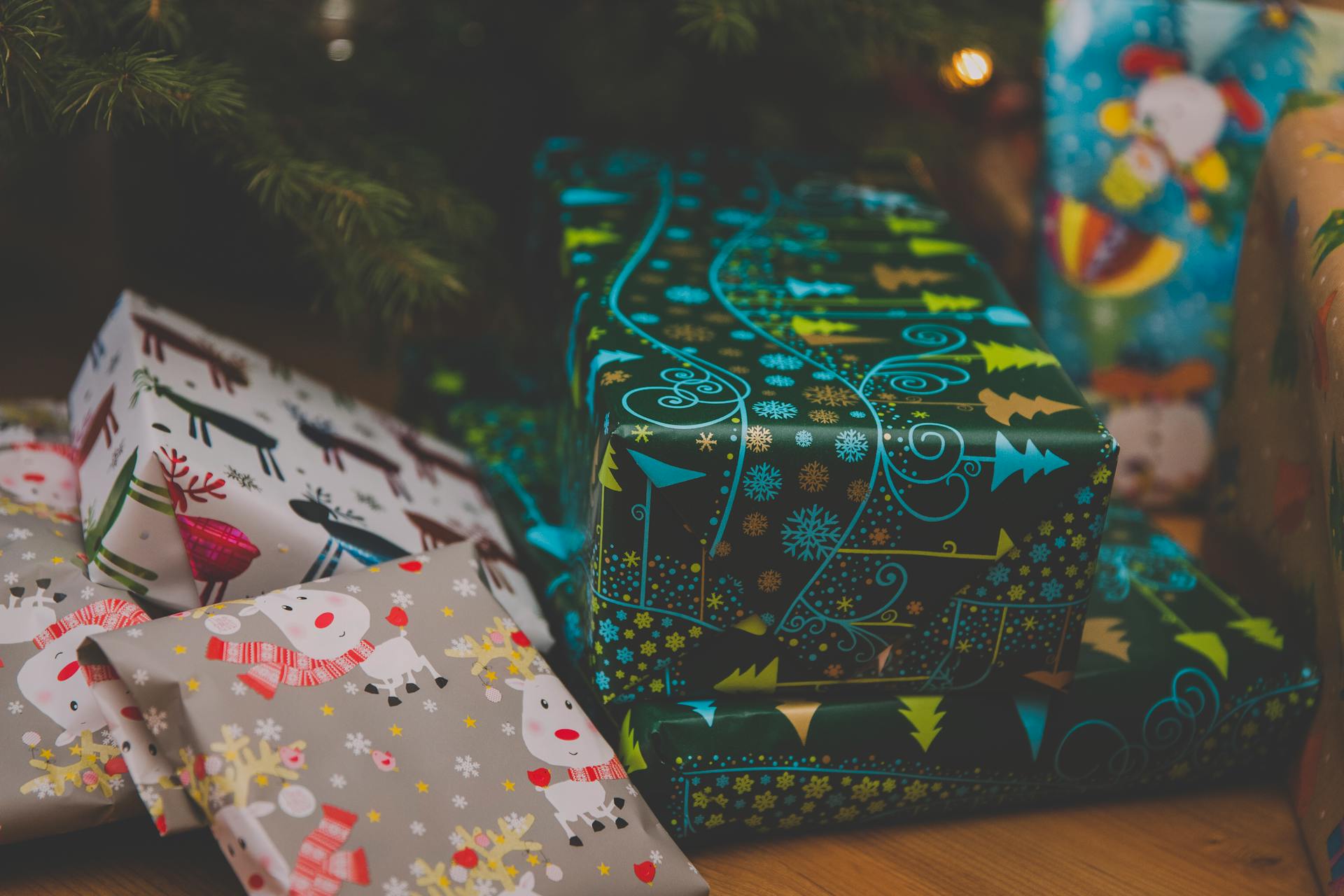 Weihnachtsgeschenke unter einem Baum | Quelle: Pexels