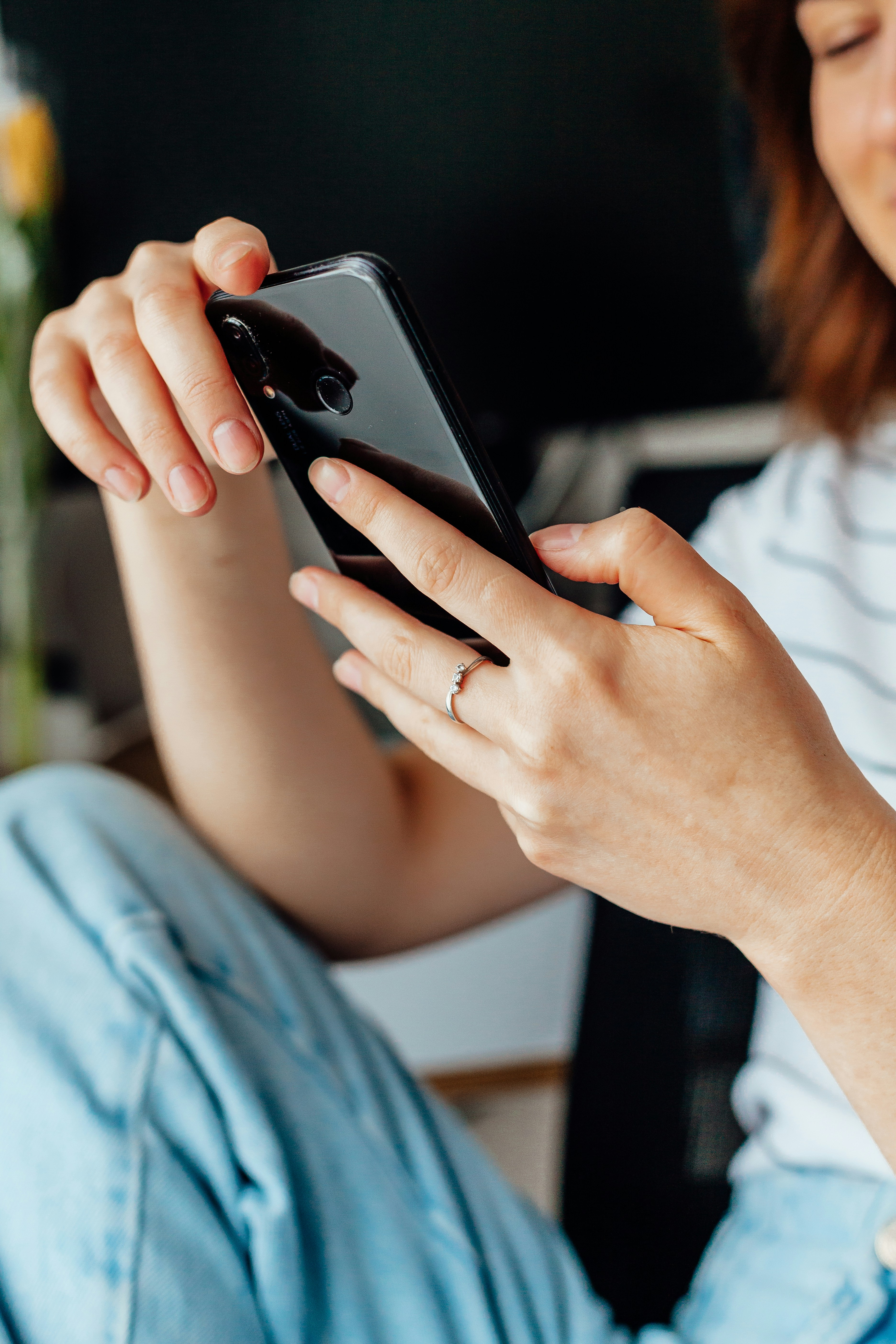 Eine Frau hält ein Telefon in den Händen | Quelle: Unsplash