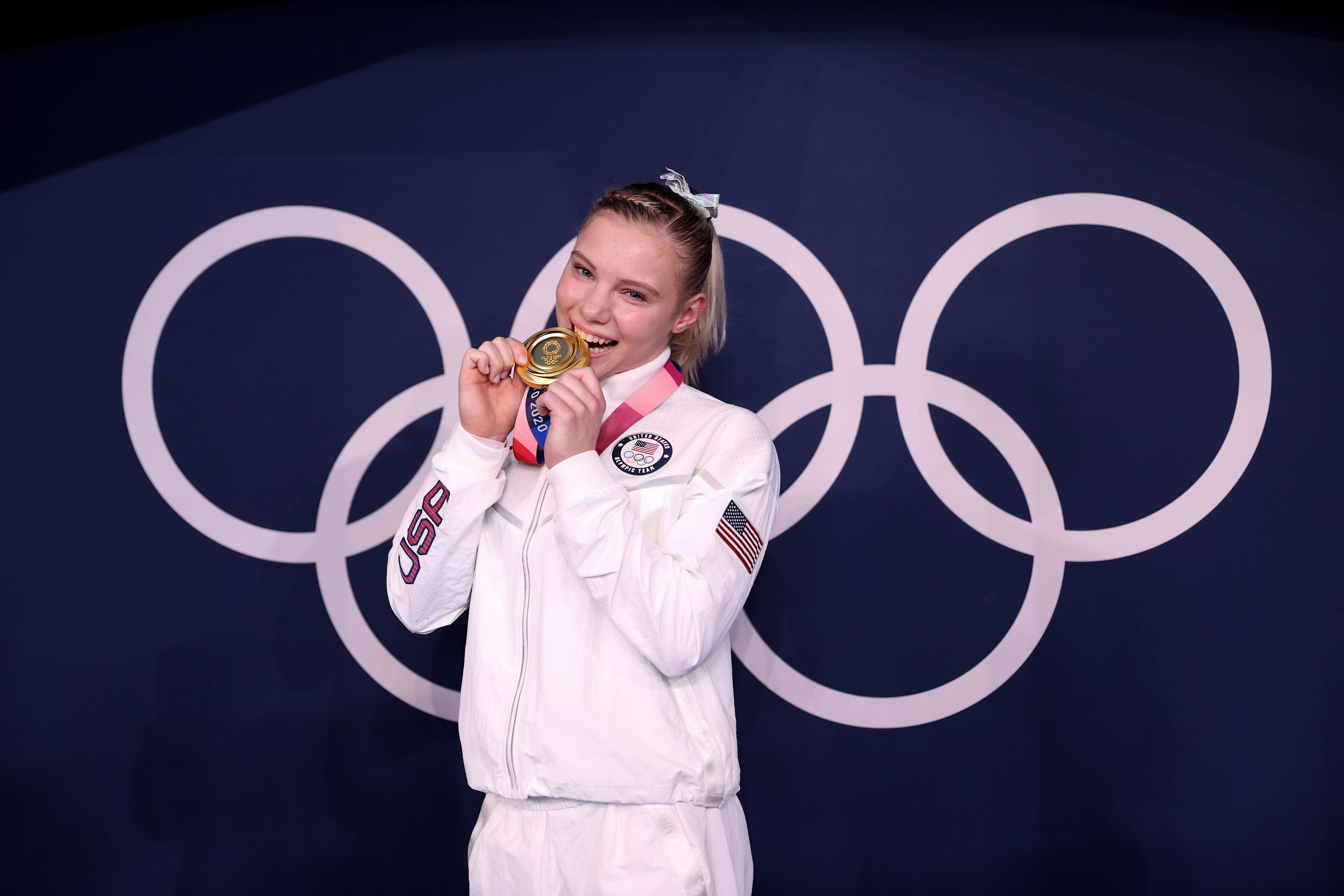 Jade Carey mit ihrer Goldmedaille nach dem Sieg im Bodenfinale der Frauen an Tag zehn der Olympischen Spiele 2020 in Tokio, Japan am 2. August 2021 | Quelle: Getty Images