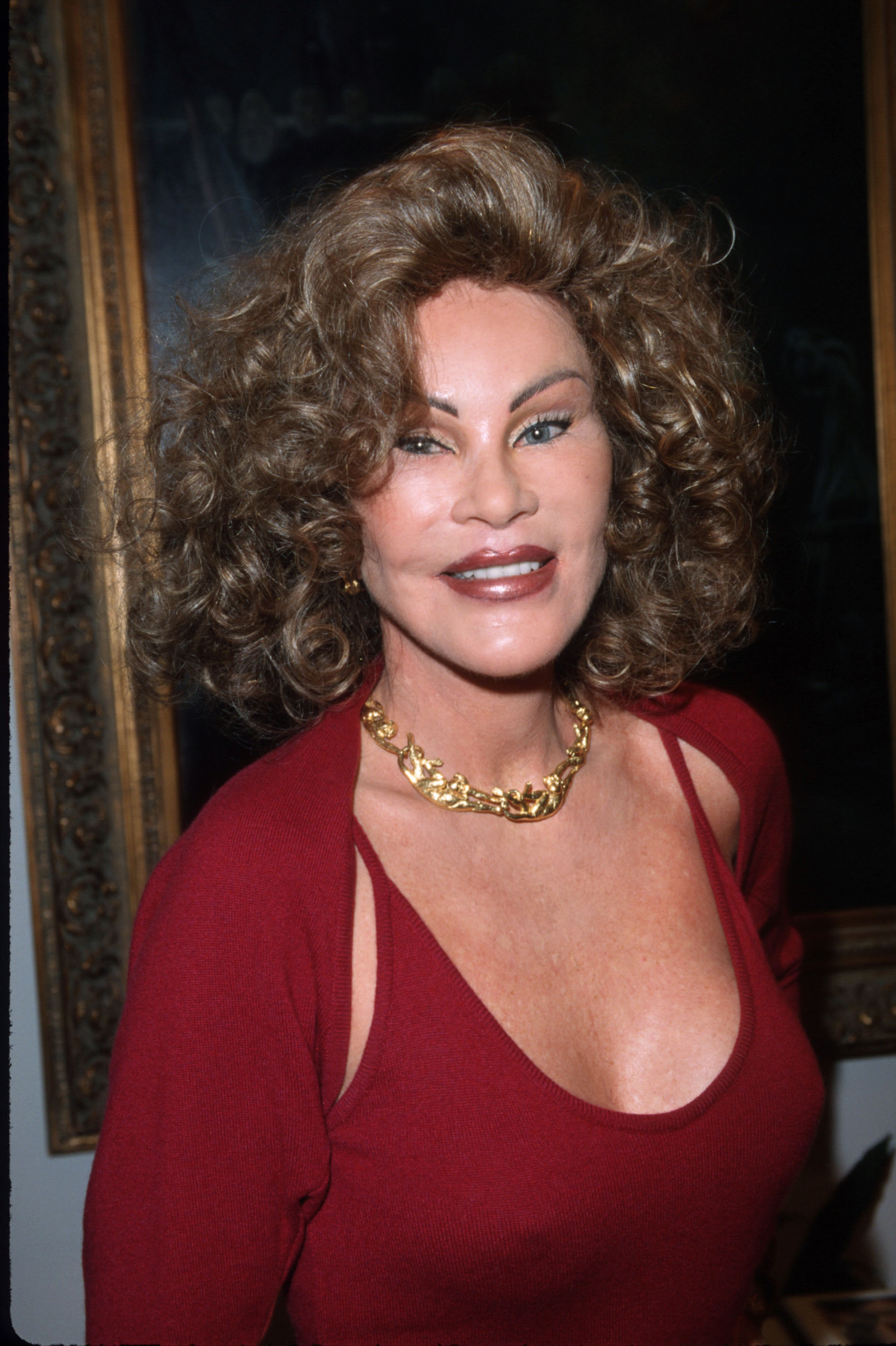 Jocelyne Wildenstein posiert für ein Foto in New York City am 10. Februar 1999. | Quelle: Getty Images