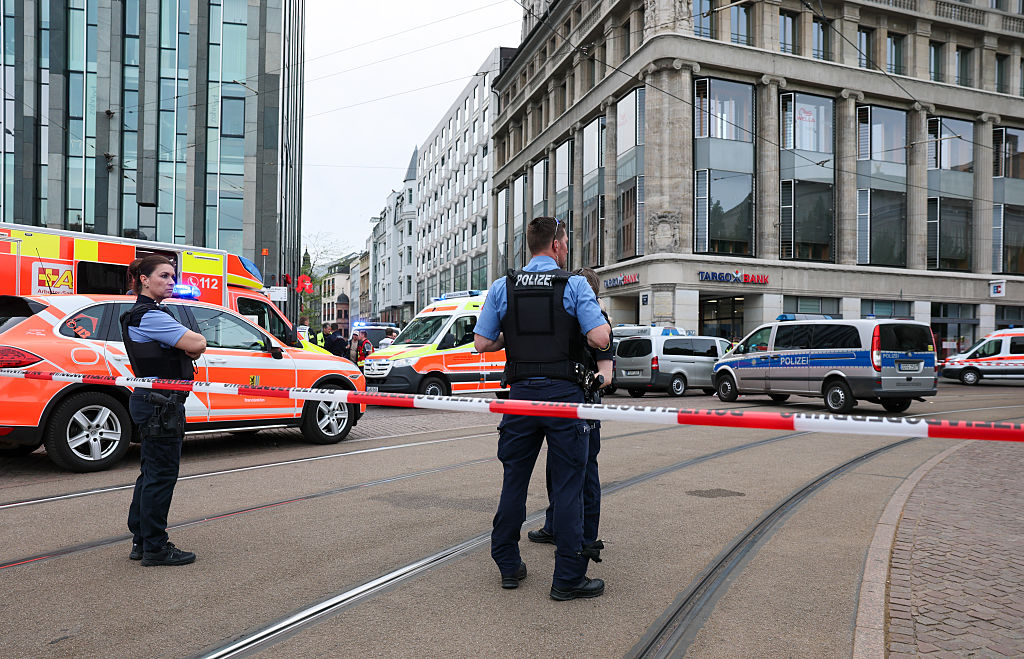 4. Mai 2026, Sachsen, Leipzig: Rettungskräfte stehen am Eingang zur Grimmaischen Straße. In Leipzig ist ein Auto in mehrere Menschen gerast. | Quelle: Getty Images