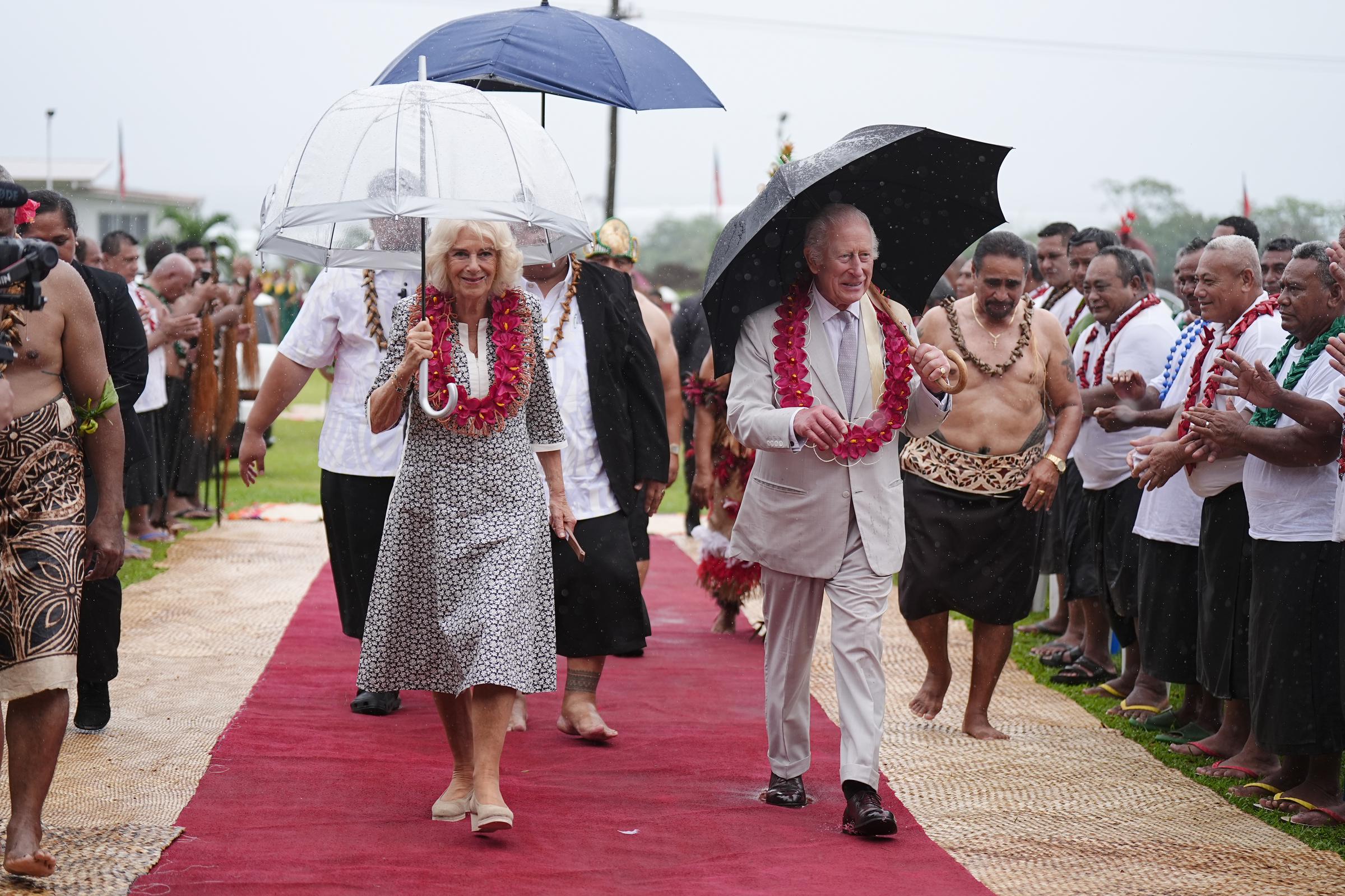 Königin Camilla und König Charles III. bei ihrer Ankunft zur Abschiedszeremonie. | Quelle: Getty Images