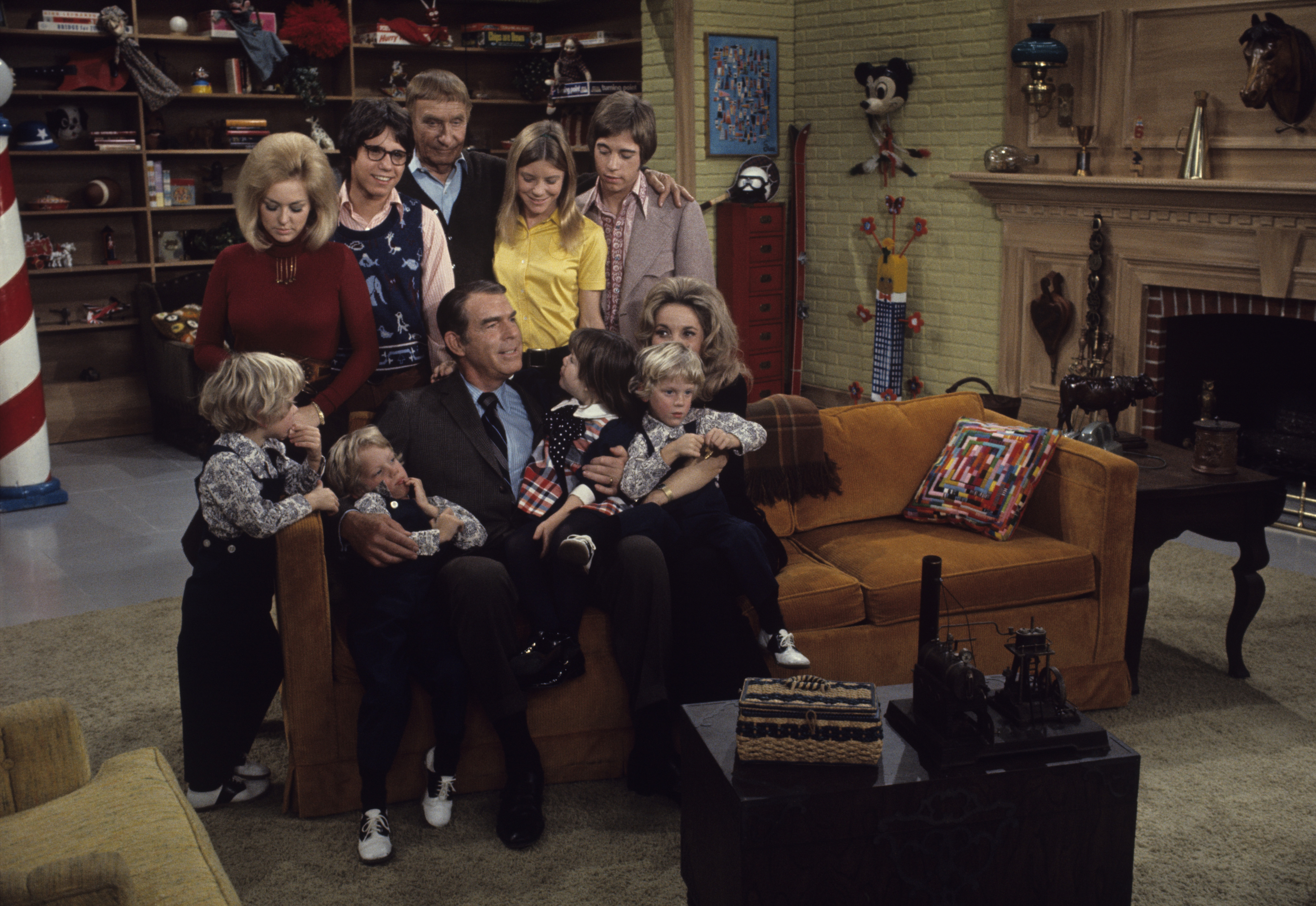 Ein undatiertes Bild von Extra, Tina Cole, Barry Livingston, Extra, Fred MacMurray, William Demarest, Ronnie Troup, Daniel Todd, Stanley Livingston, Dawn Lyn, Joseph Todd, Beverly Garland am Set von "My Three Sons" | Quelle: Getty Images