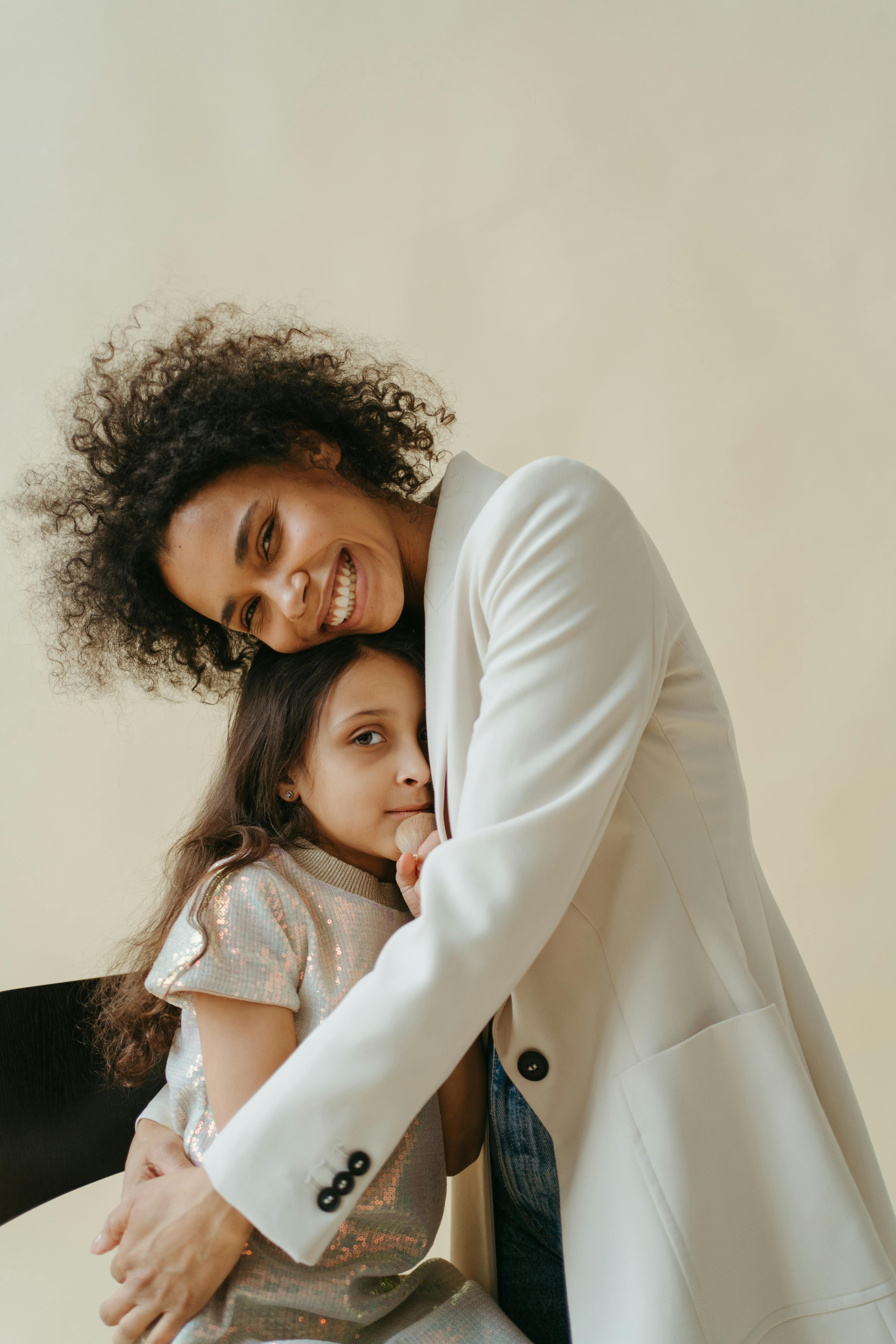 Eine Frau, die ihre Tochter umarmt | Quelle: Pexels