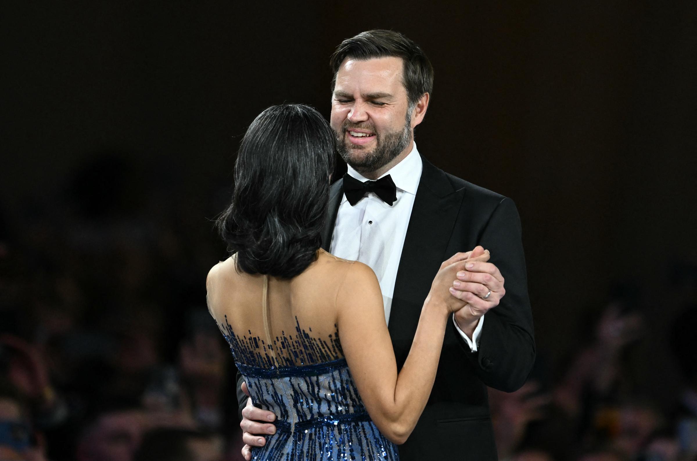 Vizepräsident J.D. Vance und seine Frau Usha tanzen während des Balls zur Amtseinführung des Oberbefehlshabers | Quelle: Getty Images