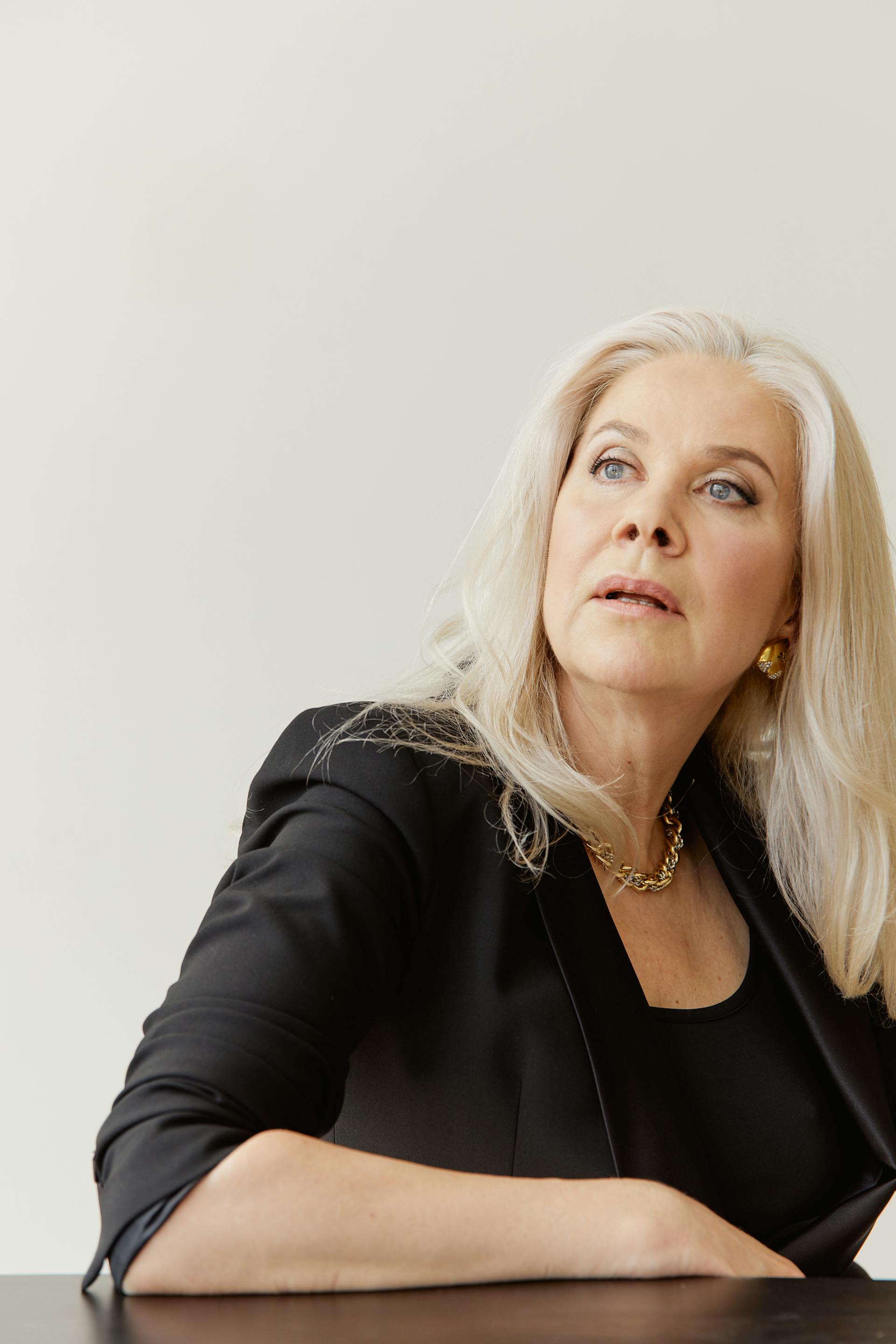 Eine Frau, die schockiert starrt | Quelle: Pexels