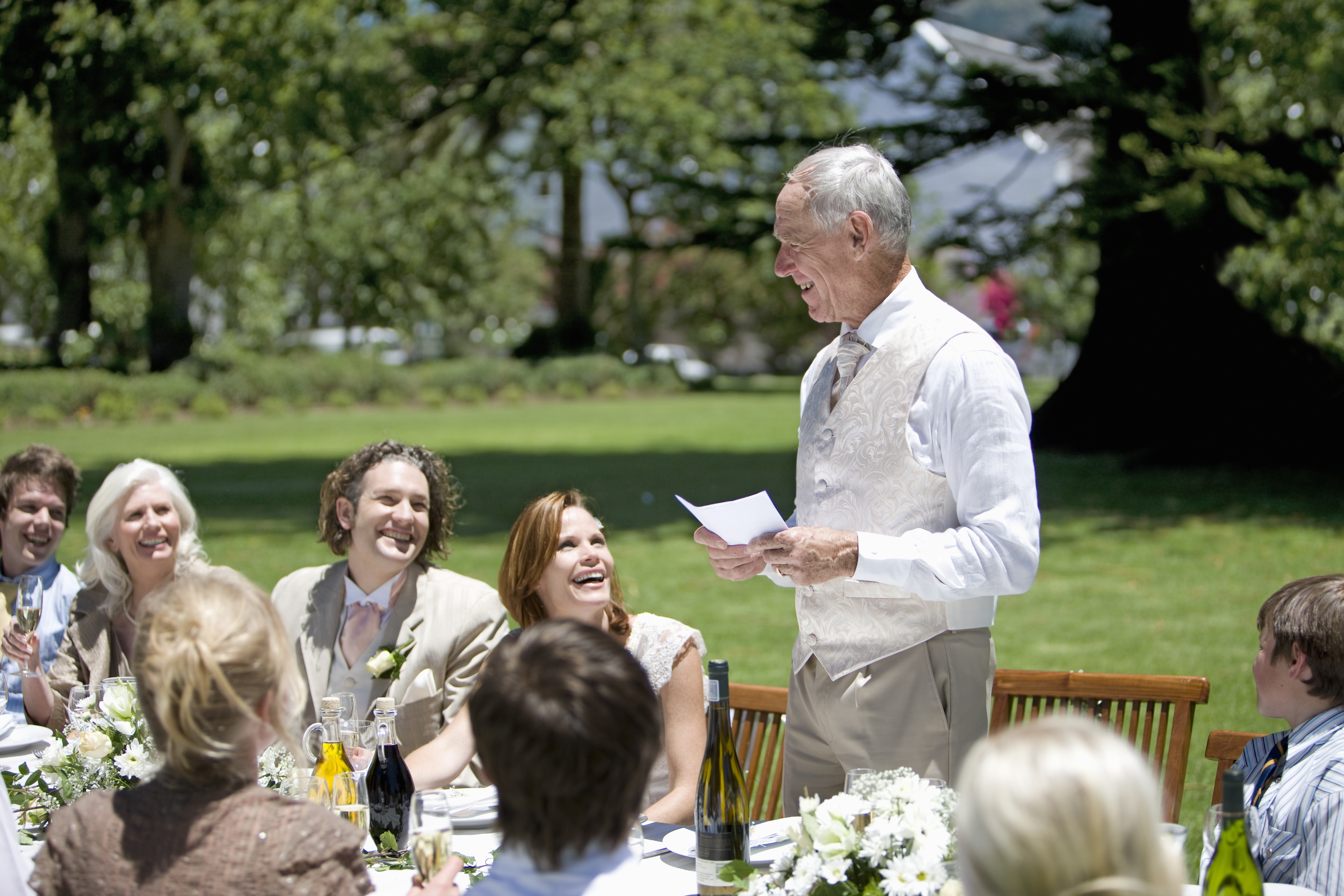 Ein Mann hält eine Rede während einer Hochzeitszeremonie. | Quelle: Shutterstock