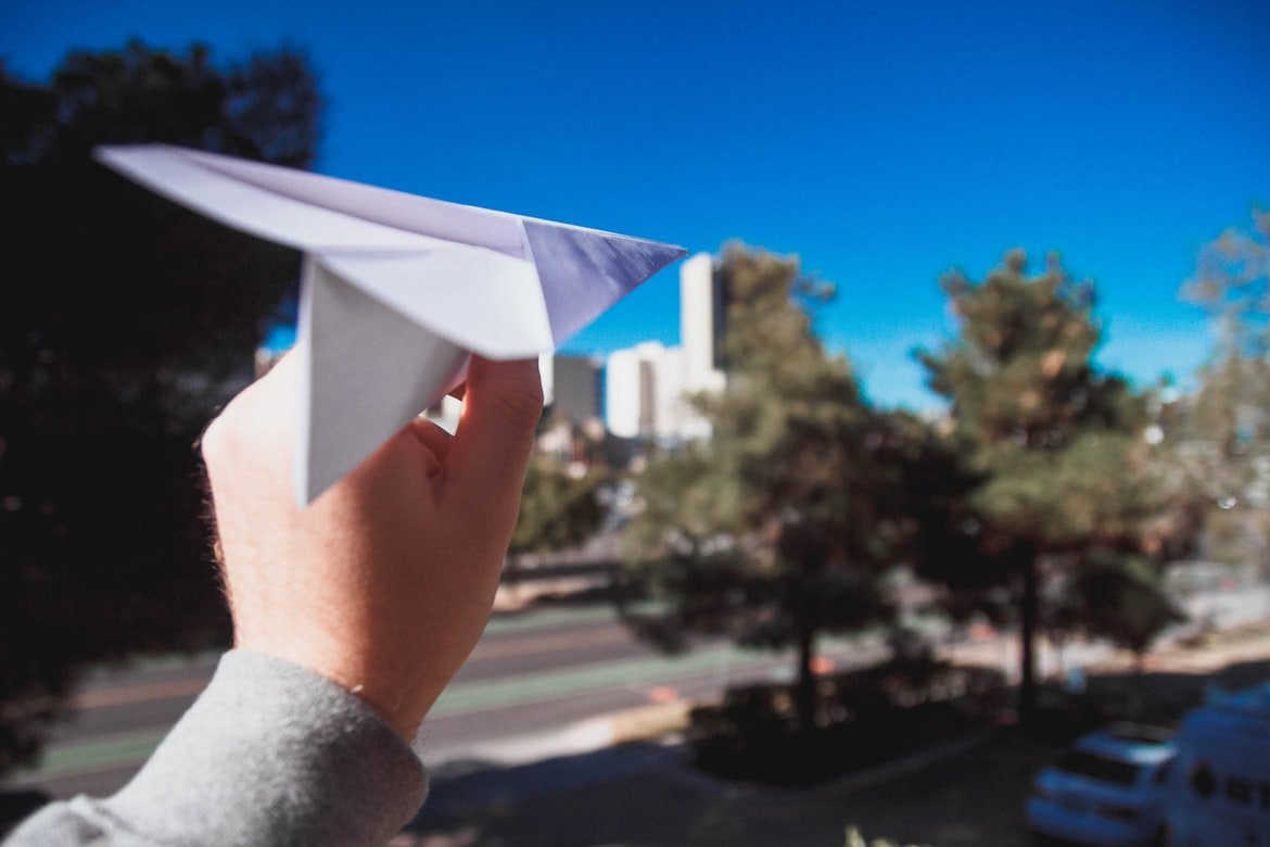 Peter schickte ihr ein Papierflugzeug mit einer liebevollen Nachricht | Quelle: Unsplash