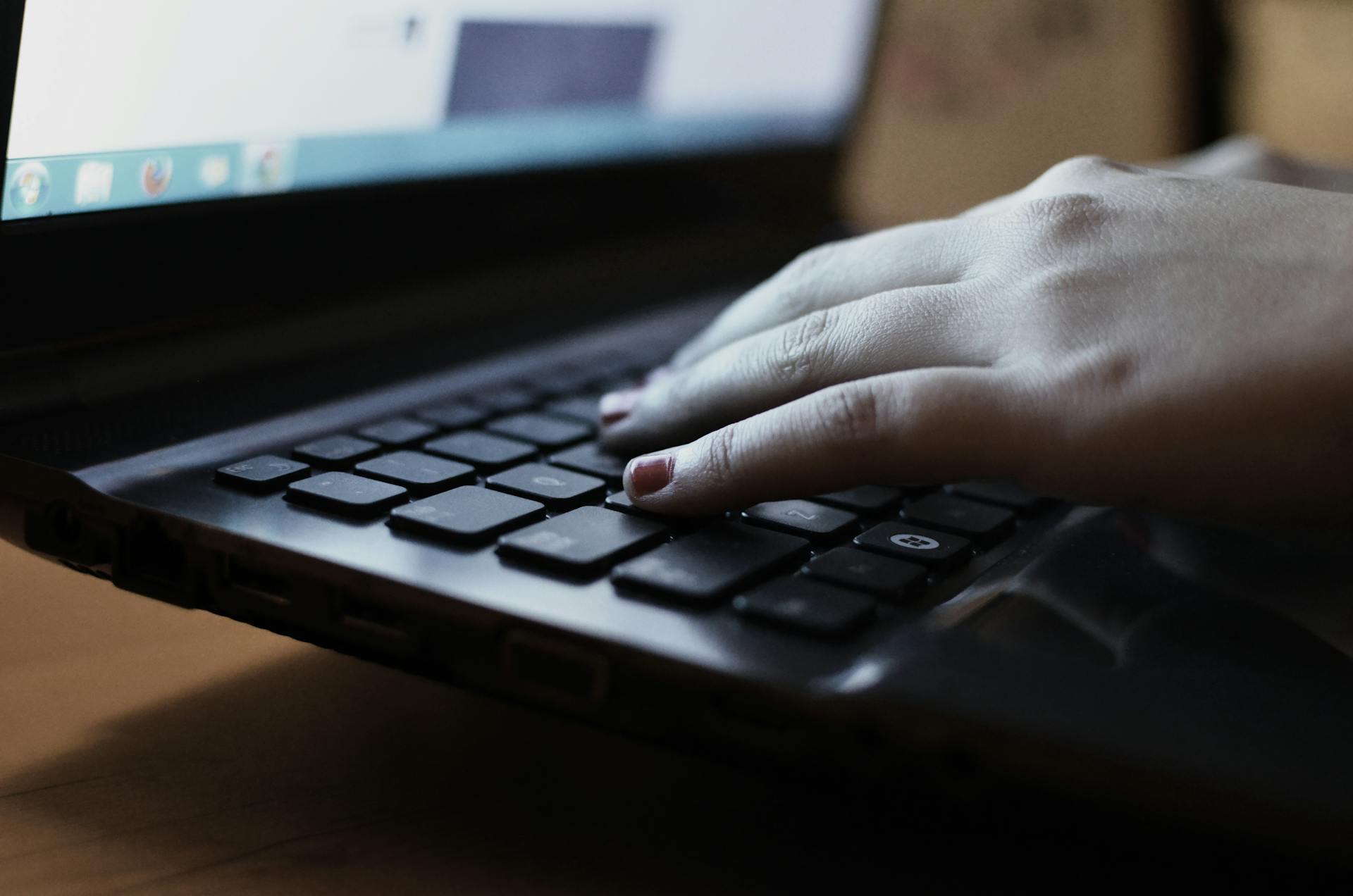 Eine Frau benutzt einen Laptop | Quelle: Pexels