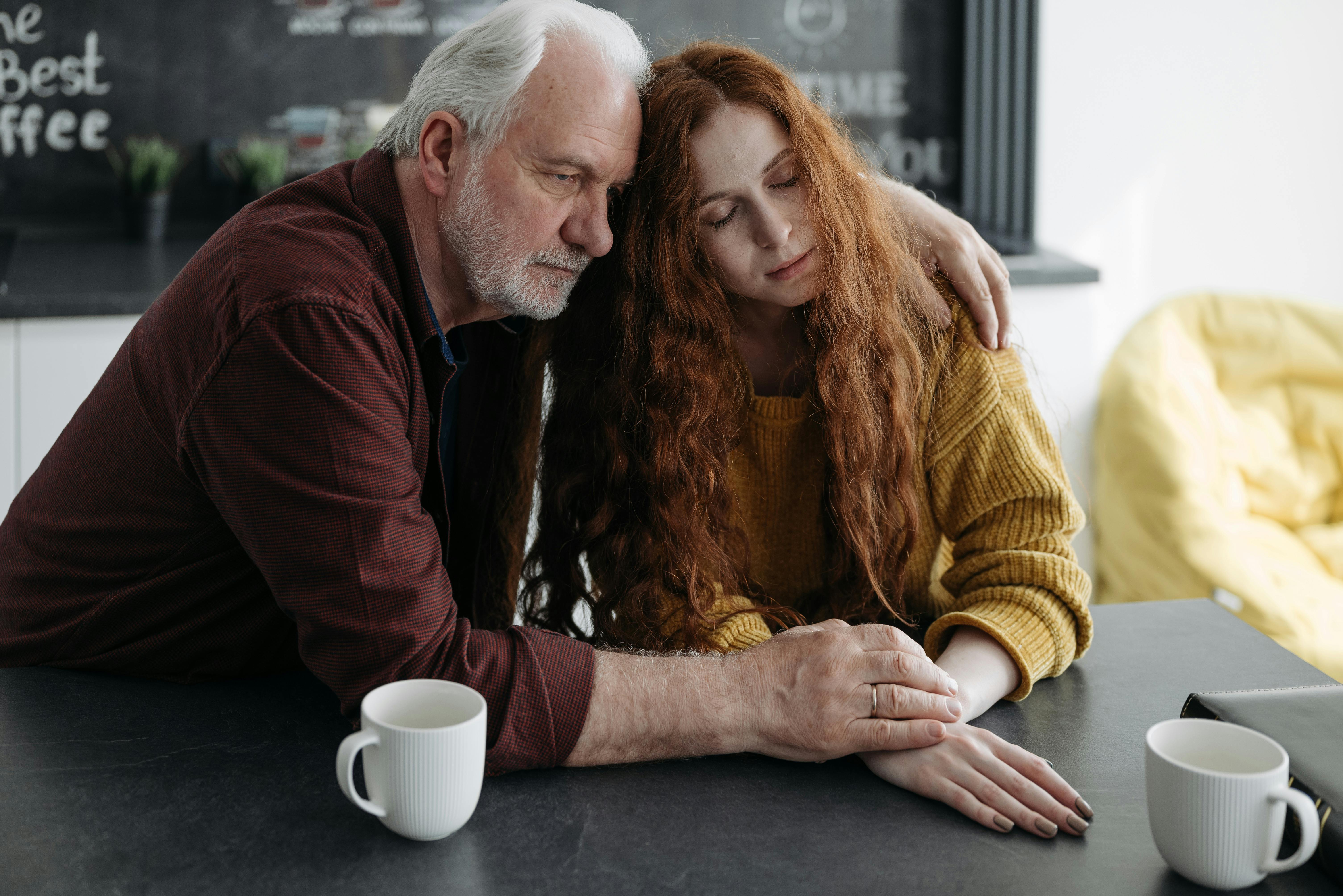 Ein trauriger Vater mit seiner Tochter | Quelle: Pexels