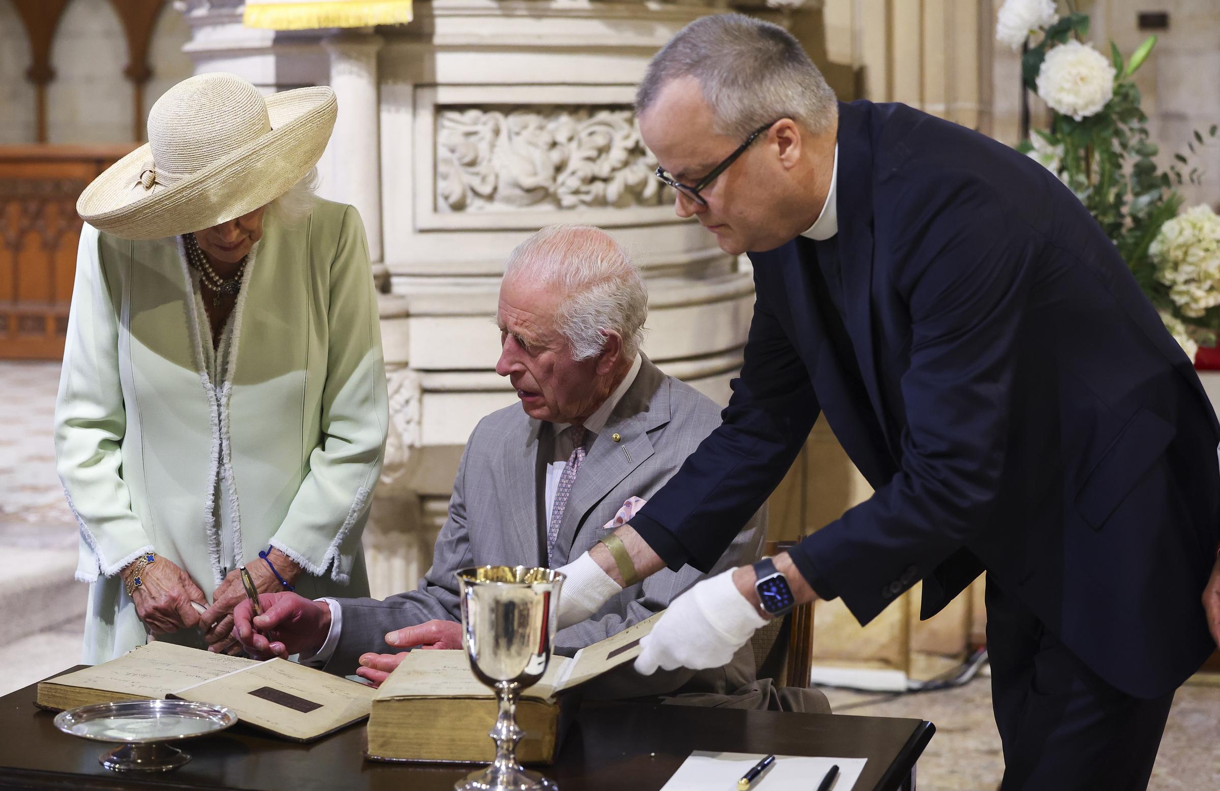 König Charles III. und Königin Camilla schauen sich das Book of Common Prayer während eines Besuchs in der St. Thomas's Anglican Church am 20. Oktober 2024 in Sydney, Australien, an. | Quelle: Getty Images