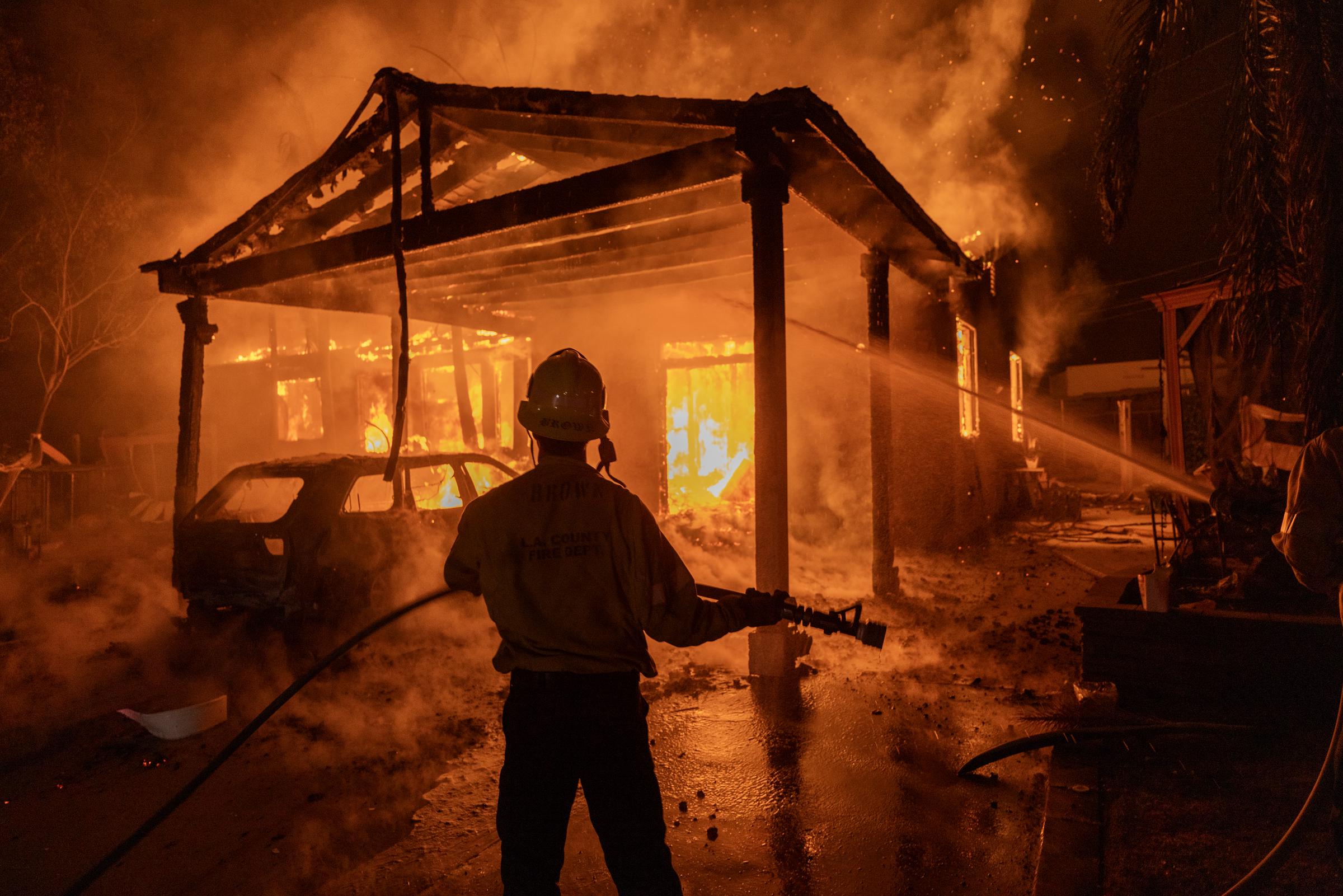 Feuerwehrleute kämpfen am 8. Januar 2025 in Altadena, Kalifornien, gegen das Eaton-Feuer | Quelle: Getty Images