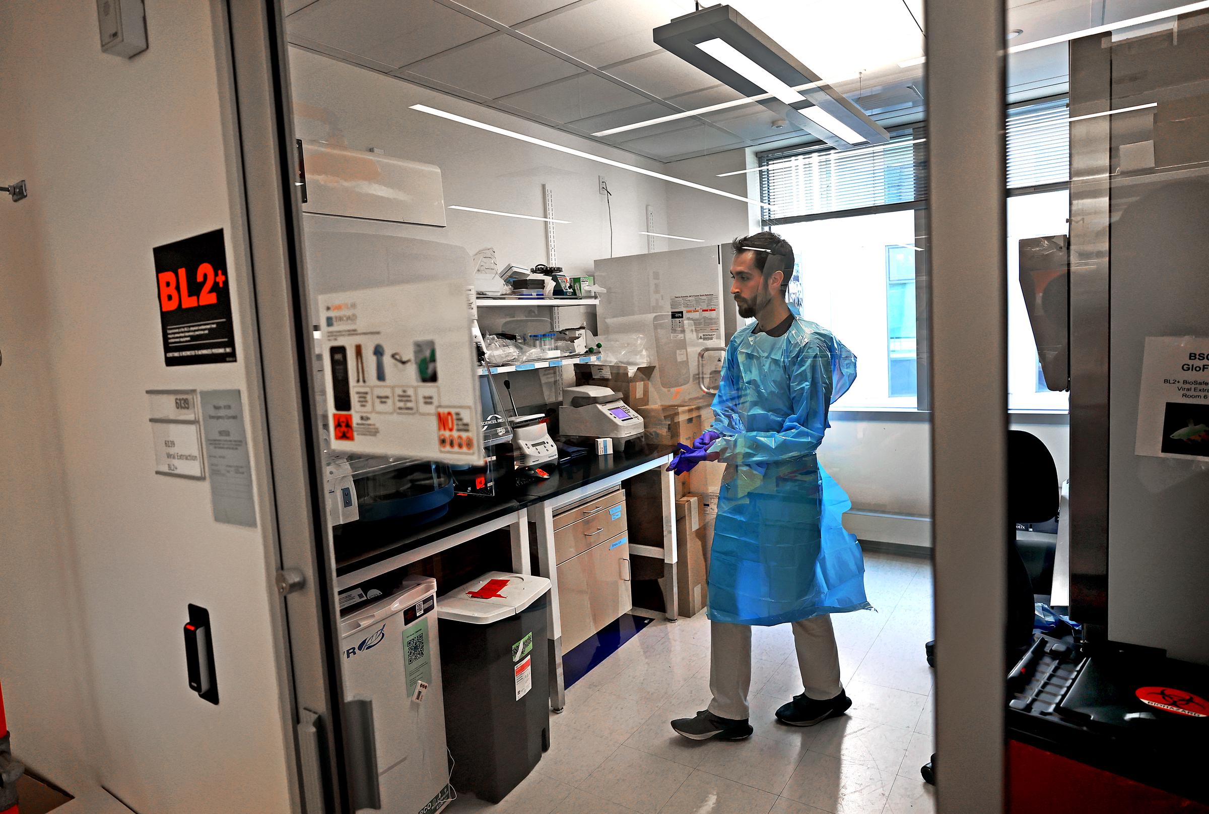 Jon Arizti Sanz, PhD, Postdoktorand, untersucht am 14. Mai 2024 in Cambridge gekaufte Milch in Lebensmittelgeschäften auf Vogelgrippe: Getty Images