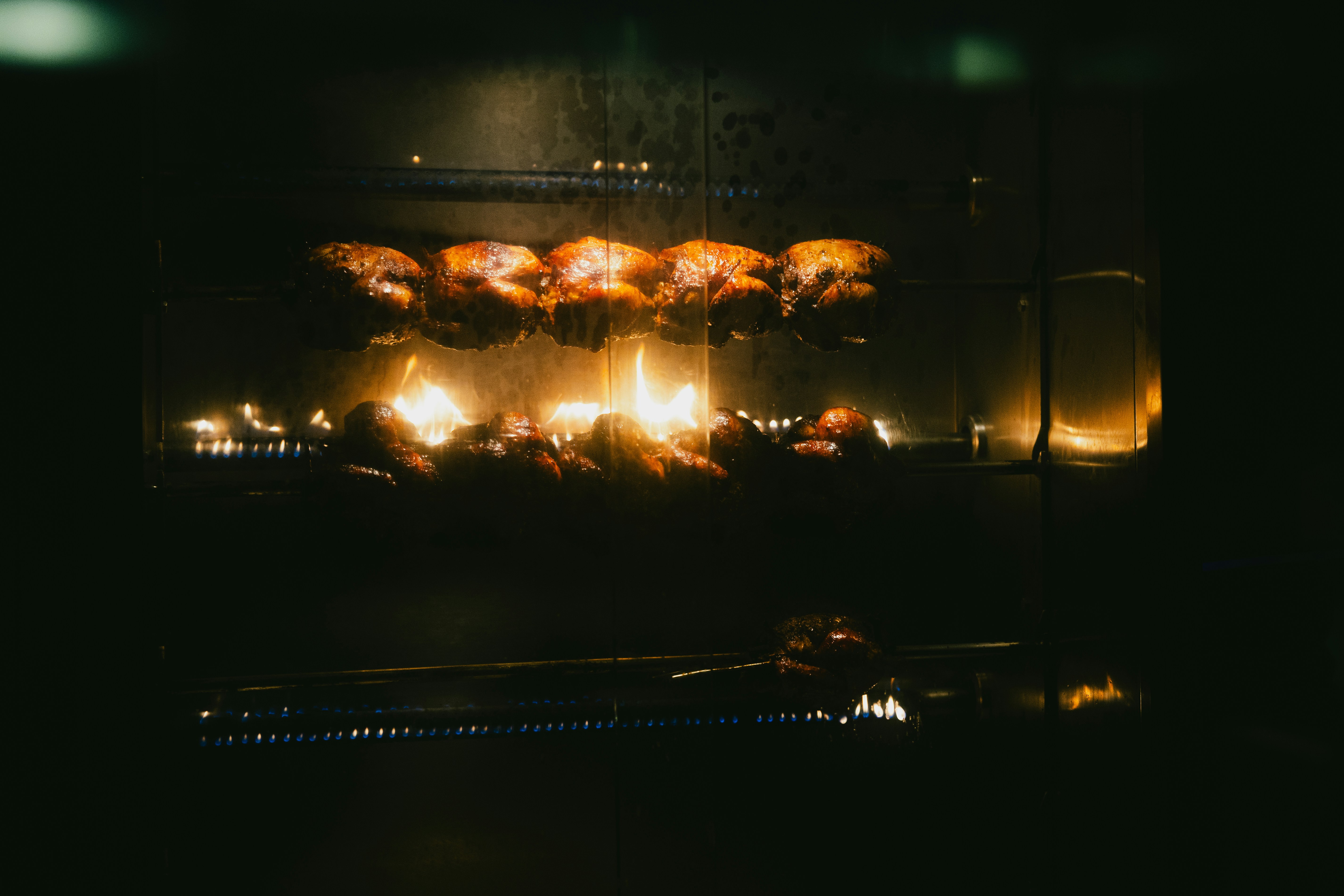 Rotisserie-Hühner im Backofen | Quelle: Unsplash