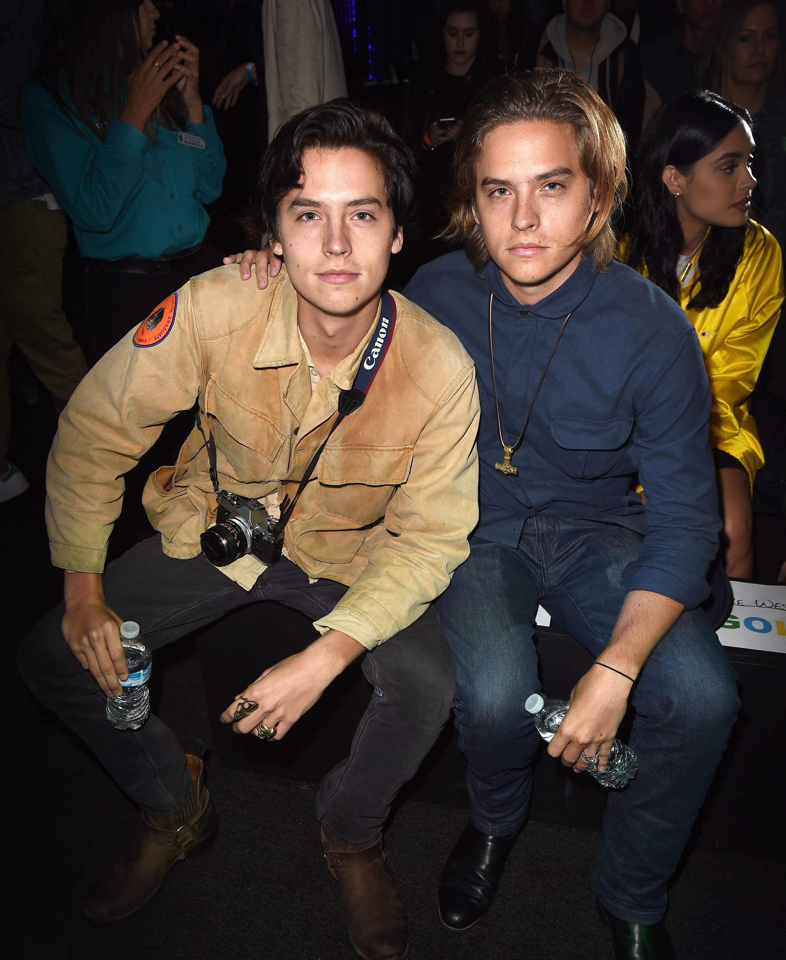 Cole und Dylan Sprouse bei der Modenschau von Tyler, the Creator am 11. Juni 2016 in Los Angeles, Kalifornien. | Quelle: Getty Images