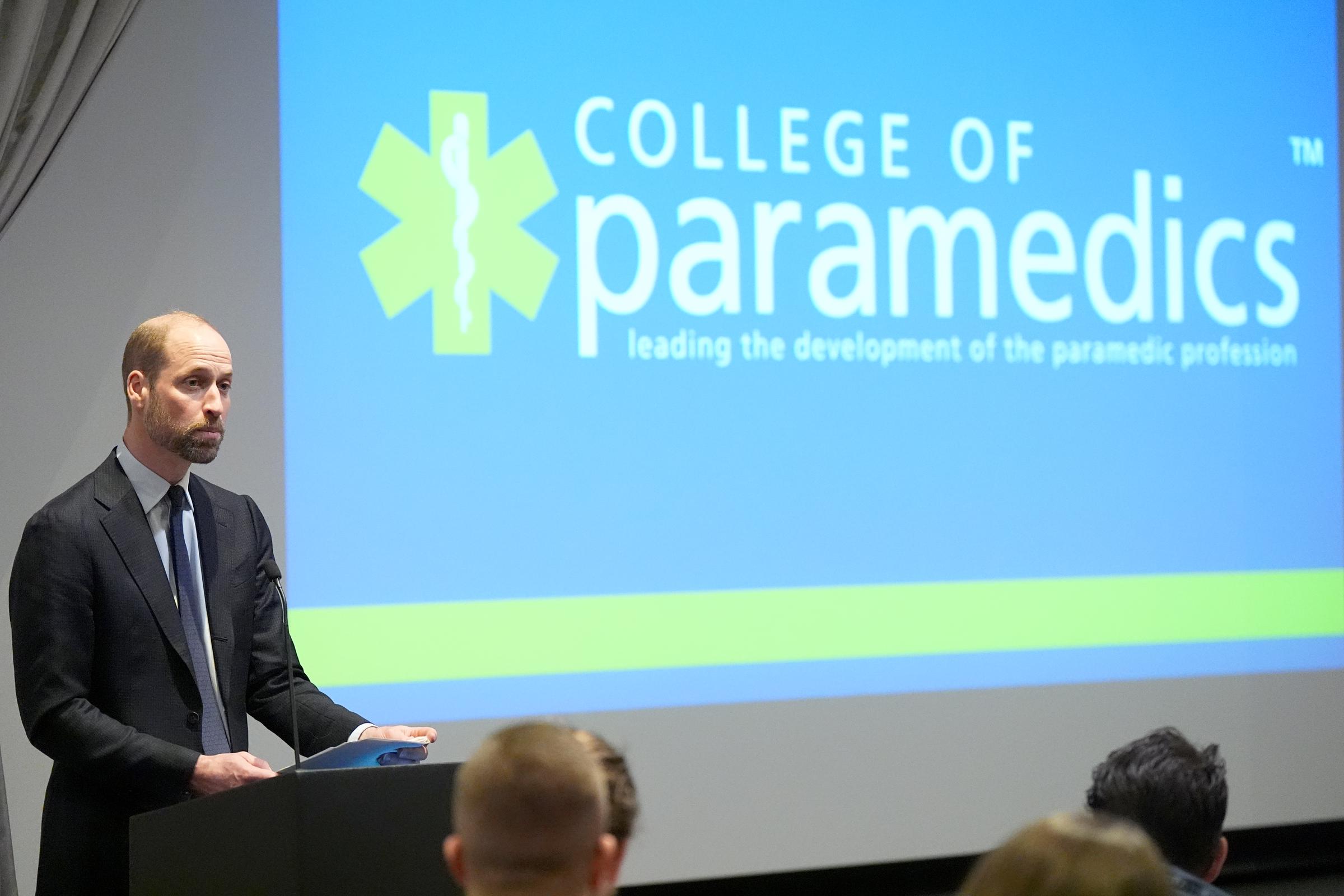 Prince of Wales, Schirmherr des College of Paramedics, spricht während der ersten Emergency and Critical Care Conference am 15. Januar 2025 in Birmingham, England | Quelle: Getty Images