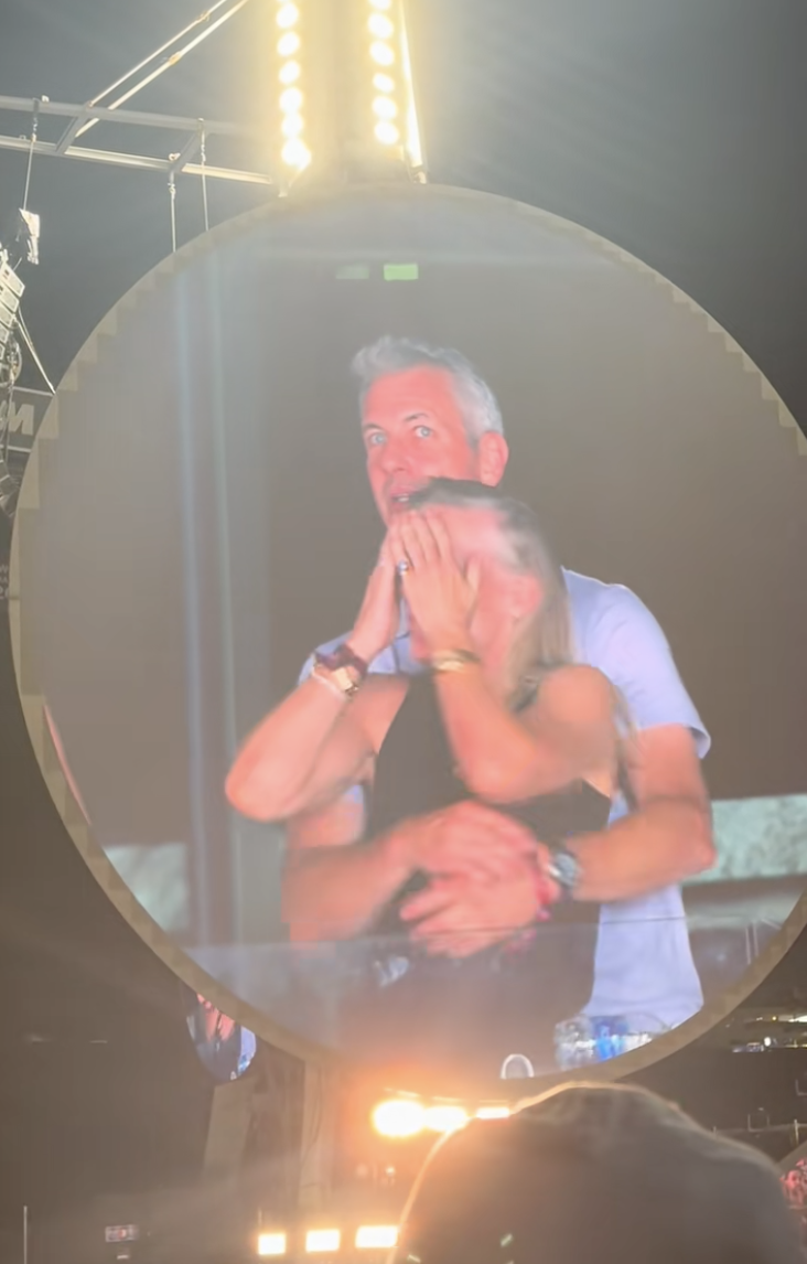 Kristin Cabot verbirgt ihr Gesicht, als sie sich während des Konzerts von Coldplay in Boston am 16. Juli 2025 mit Astronomer CEO Andy Byron auf der Leinwand entdeckt | Quelle: TikTok/@instaagraace
