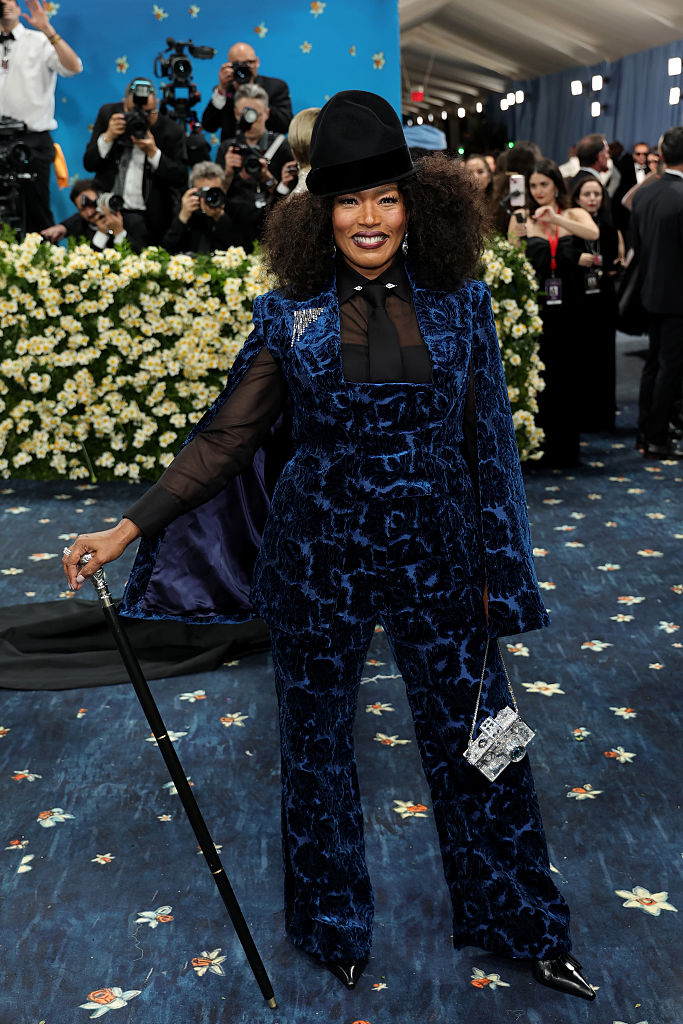 Bei der Met Gala 2025 am 5. Mai kam Angela Bassett im Metropolitan Museum of Art in New York City zu einem Abend unter dem Motto "Superfine: Tailoring Black Style".