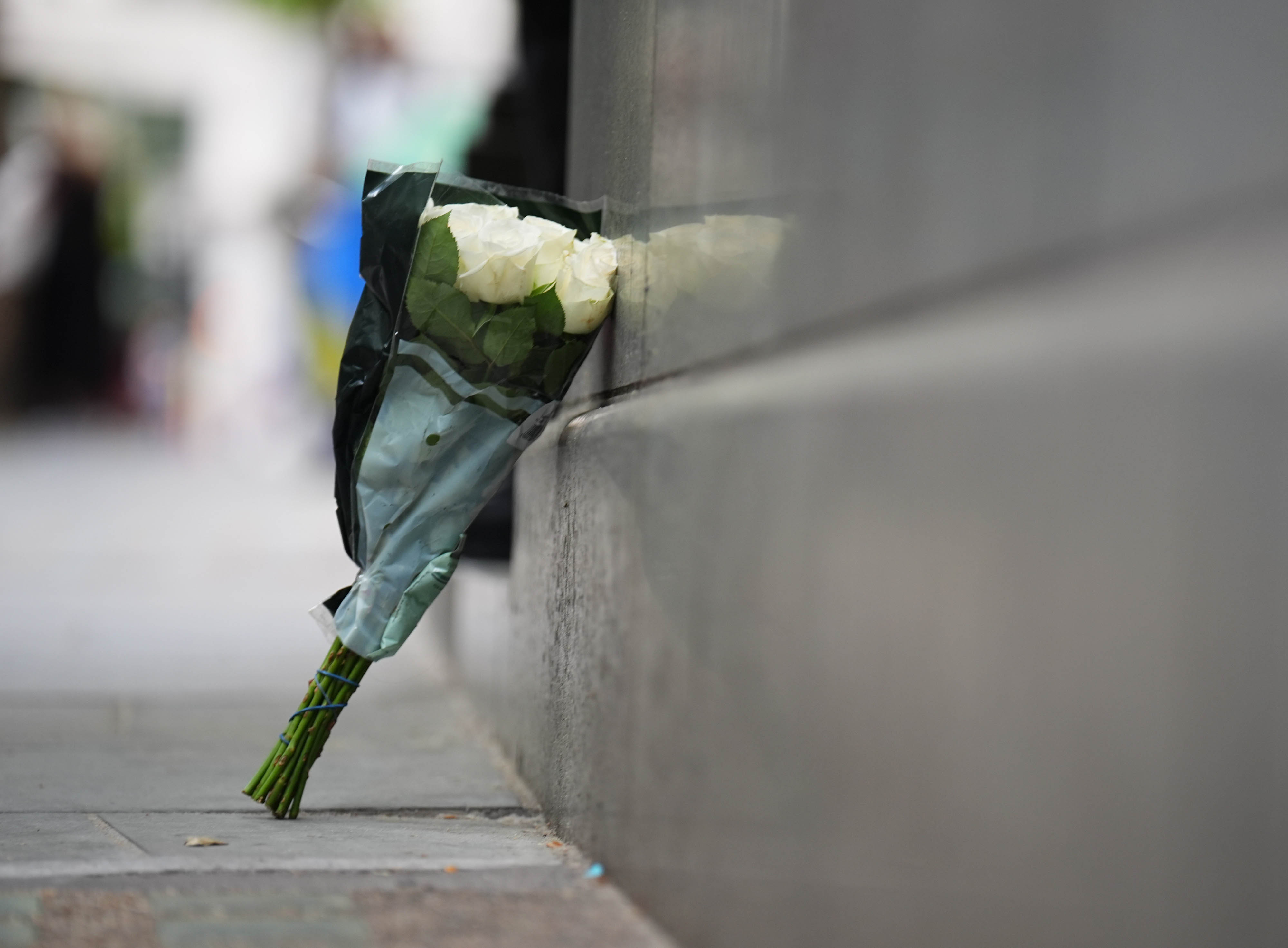 Weiße Rosen vor dem India House in London nach dem Absturz von Air India Flug 171 am 12. Juni 2025, auf dem Weg zum Flughafen Gatwick | Quelle: Getty Images