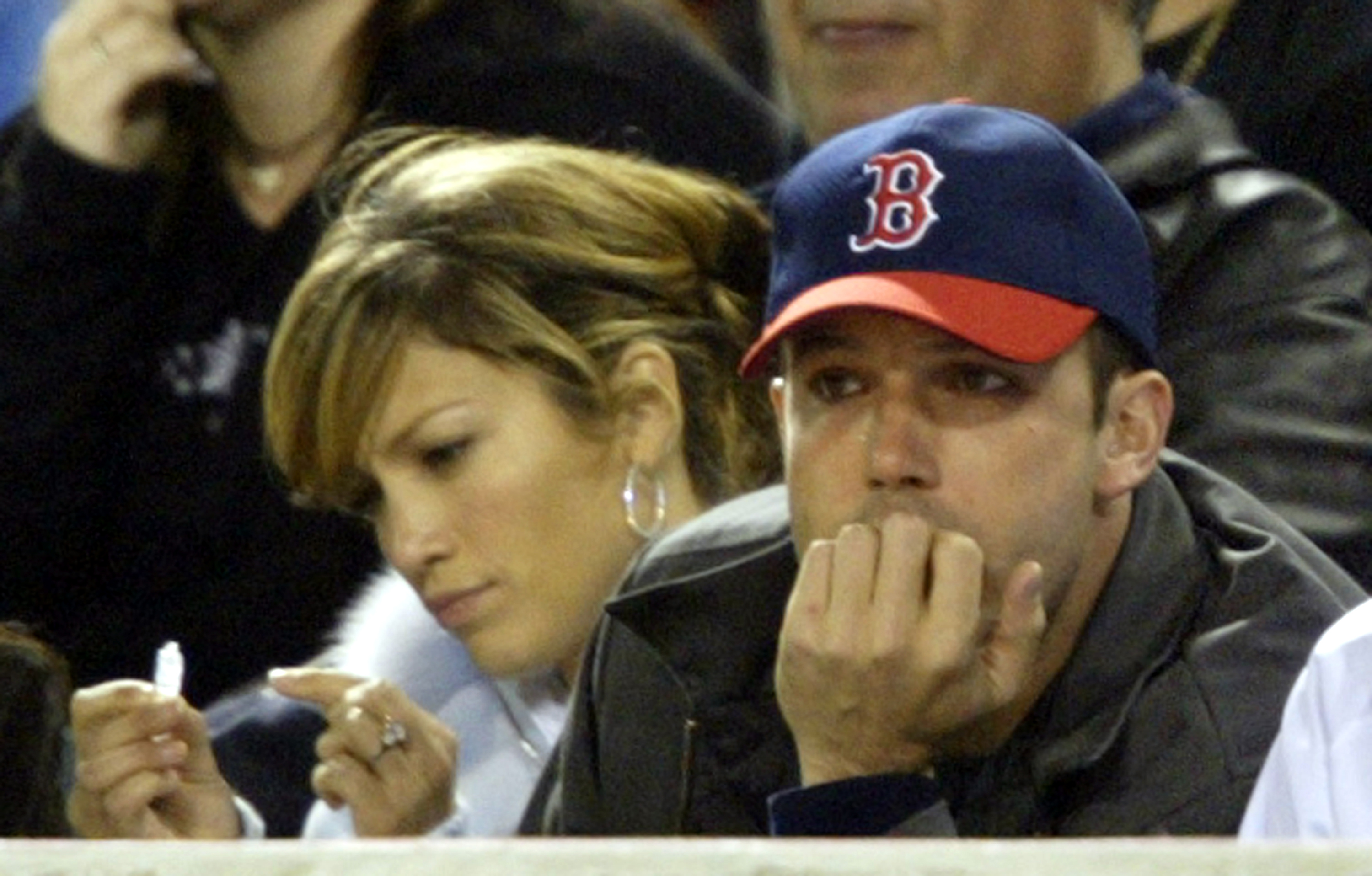 Jennifer Lopez und Ben Affleck während eines Baseballspiels am 27. April 2003 in Anaheim, Kalifornien. | Quelle: Getty Images