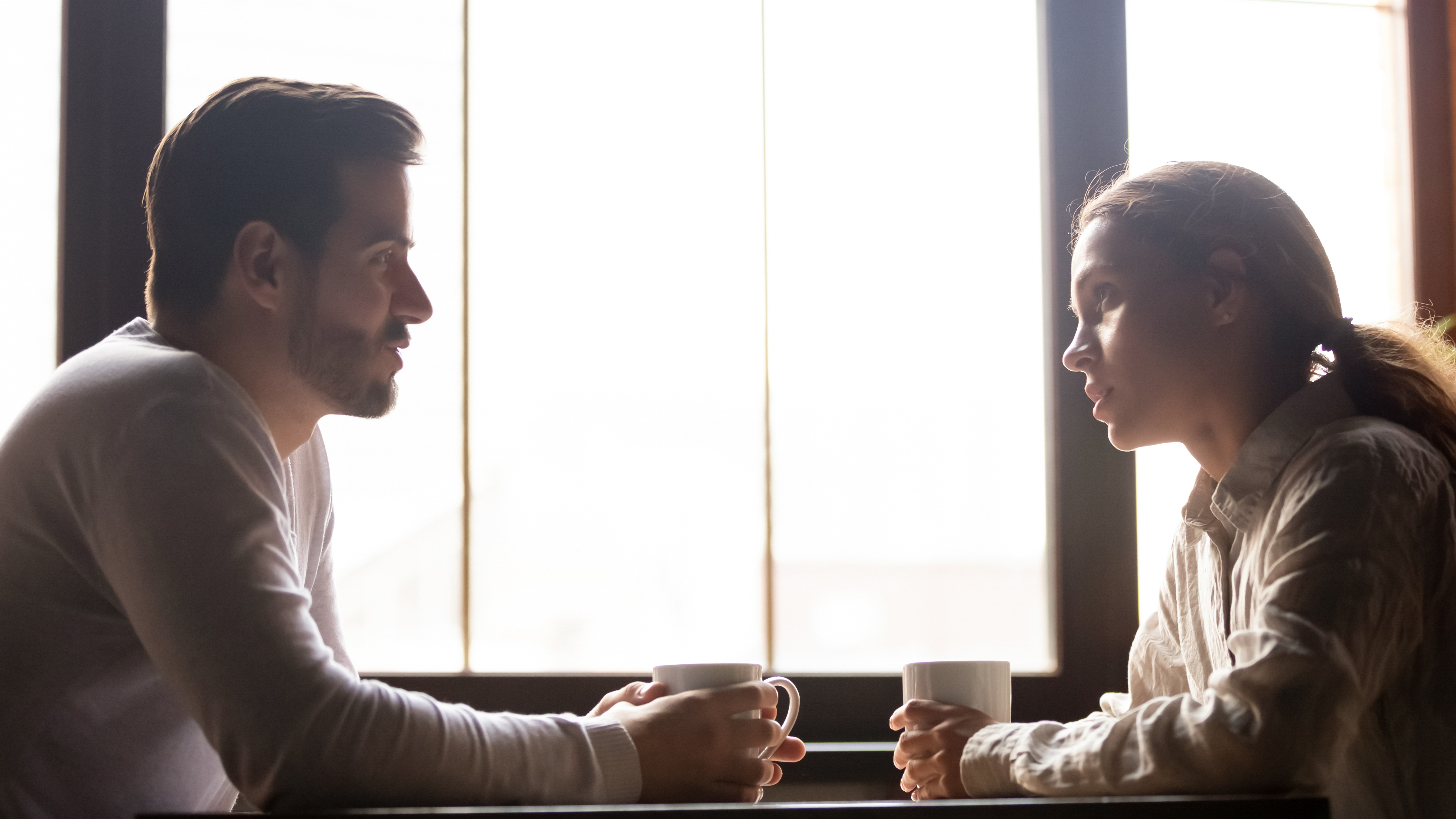 Ein Paar unterhält sich beim Kaffeetrinken | Quelle: Shutterstock