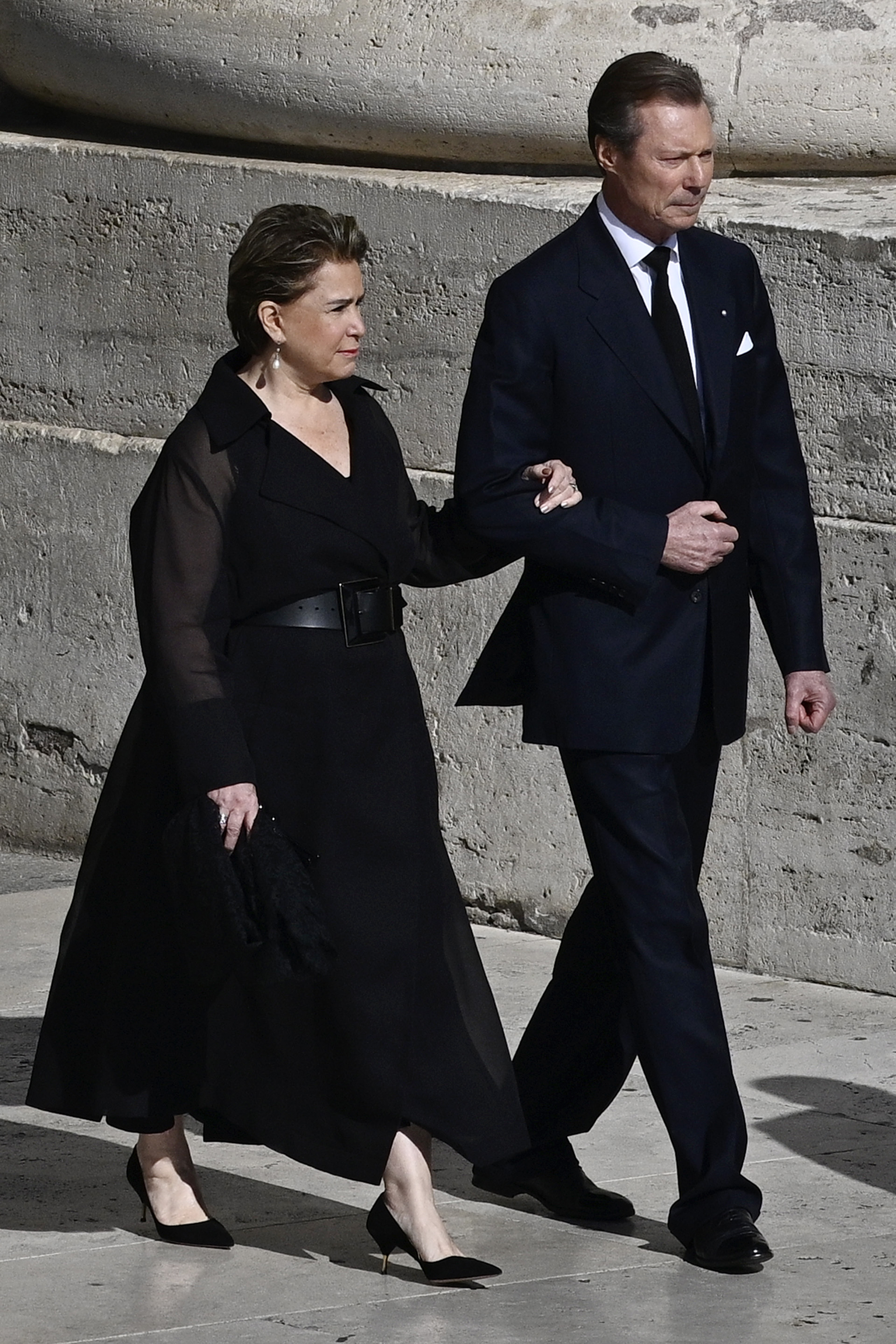 Großherzogin von Luxemburg María Teresa Mestre Batista und Großherzog von Luxemburg Henri bei der Beerdigung von Papst Franziskus auf dem Petersplatz am 26. April 2025 in Vatikanstadt, Vatikan | Quelle: Getty Images