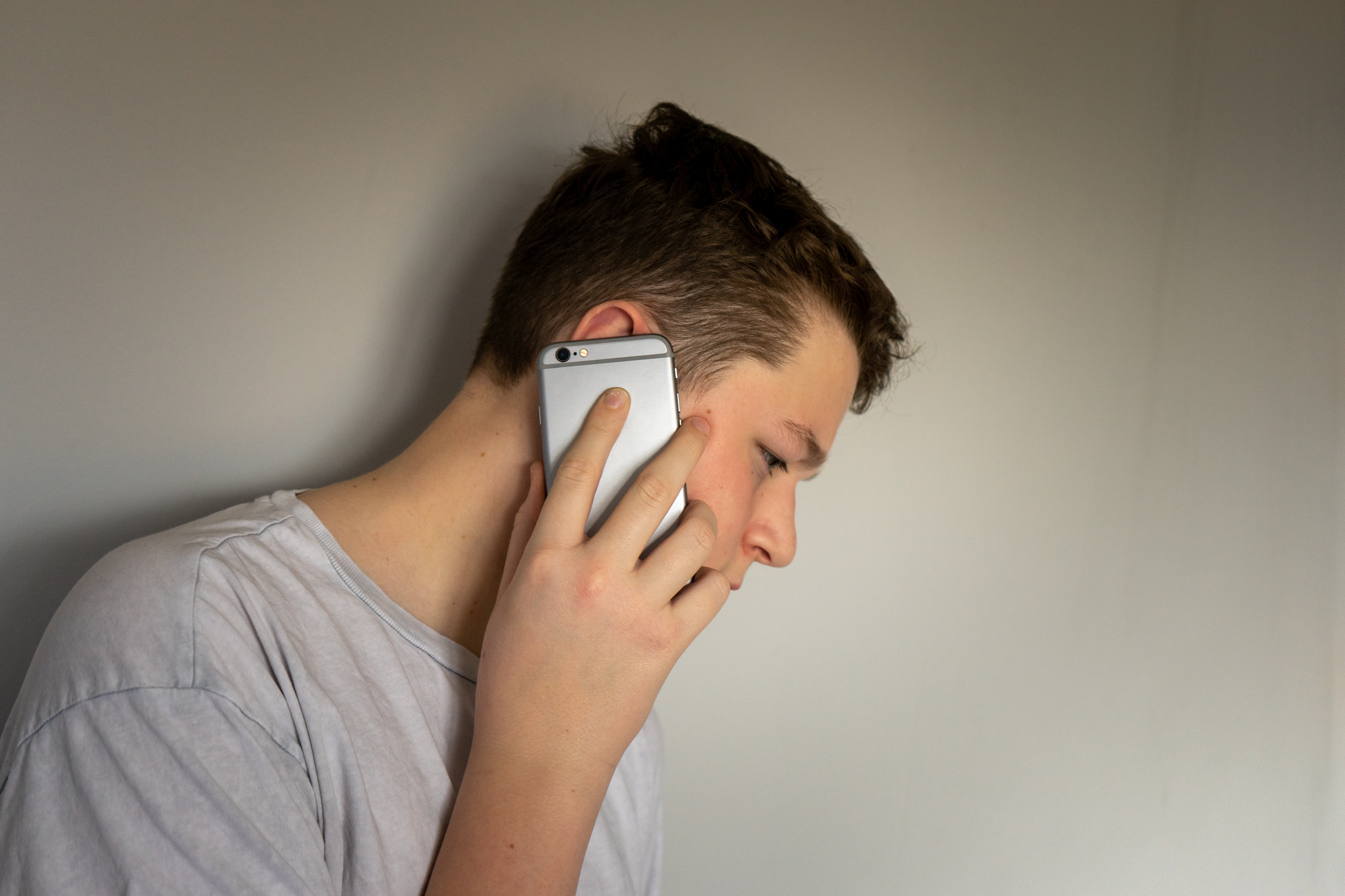 Teenager, der telefoniert | Quelle: Shutterstock