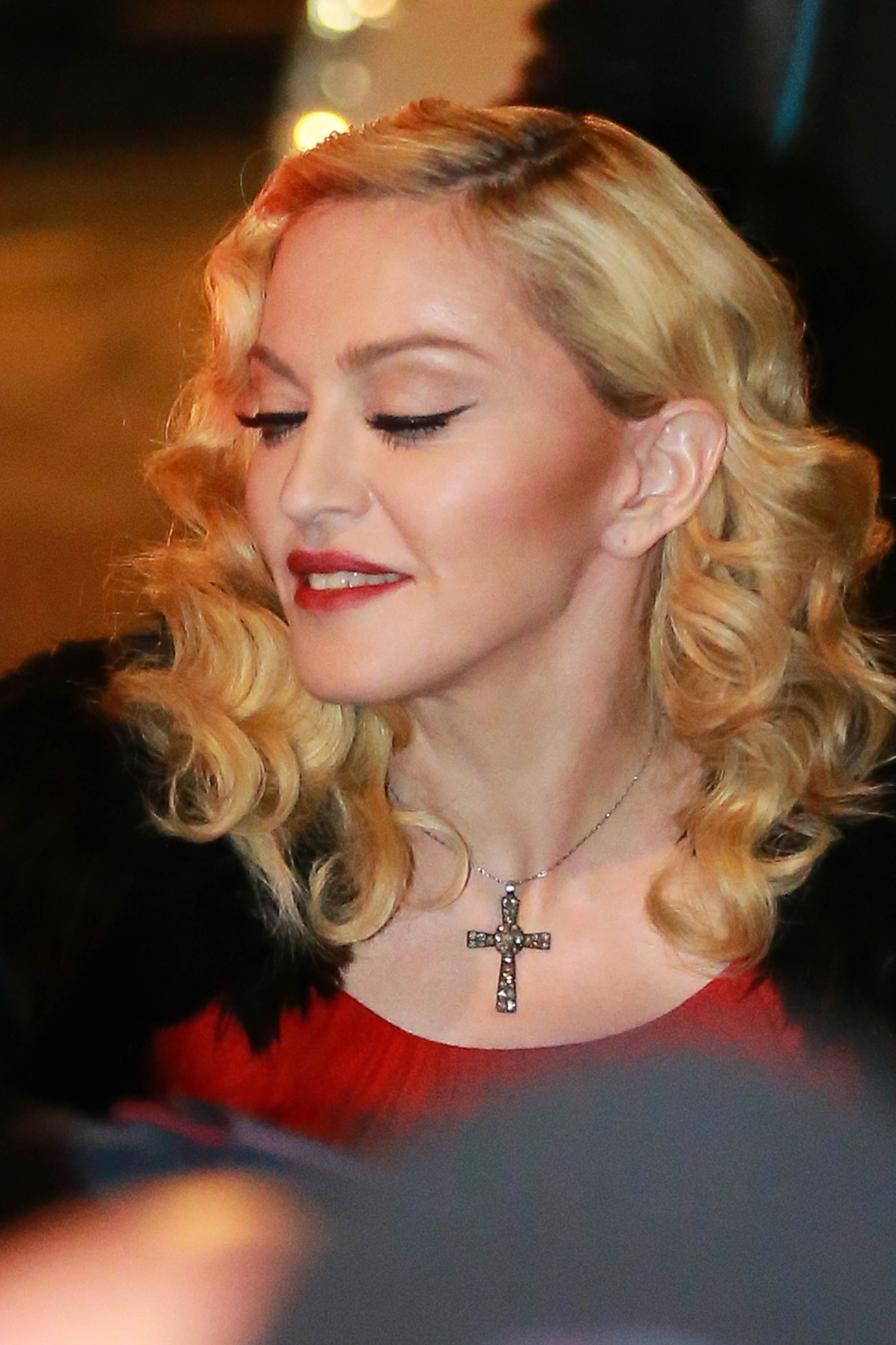 Madonna kommt am 1. März 2015 in Mailand an, um für ihr Album „Rebel Heart“ zu werben. Sie wurde während des Werbeauftritts mit lockigem blondem Haar und rotem Lippenstift fotografiert. | Quelle: Getty Images
