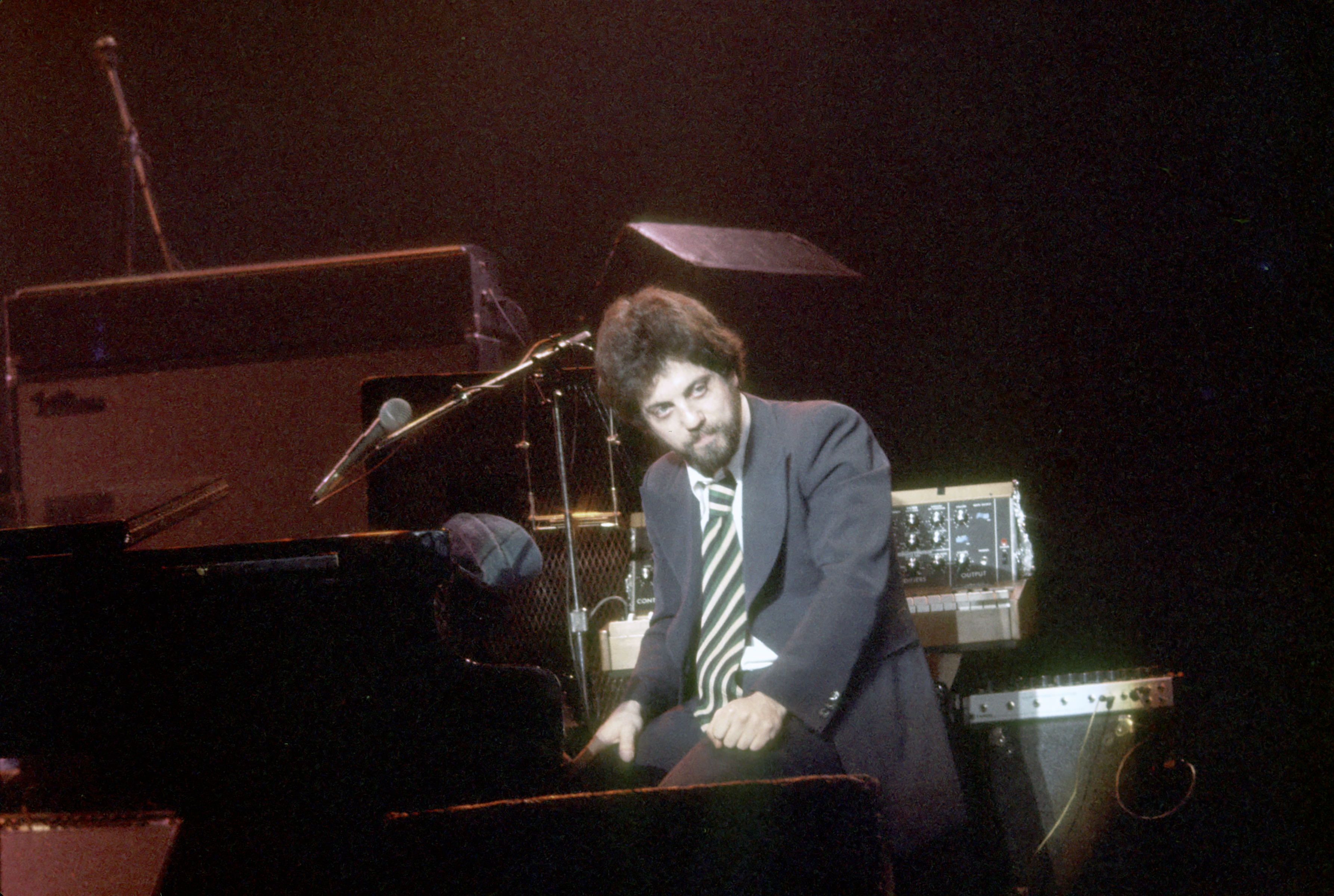 Billy Joel spielt um 1980 auf der Bühne Klavier | Quelle: Getty Images