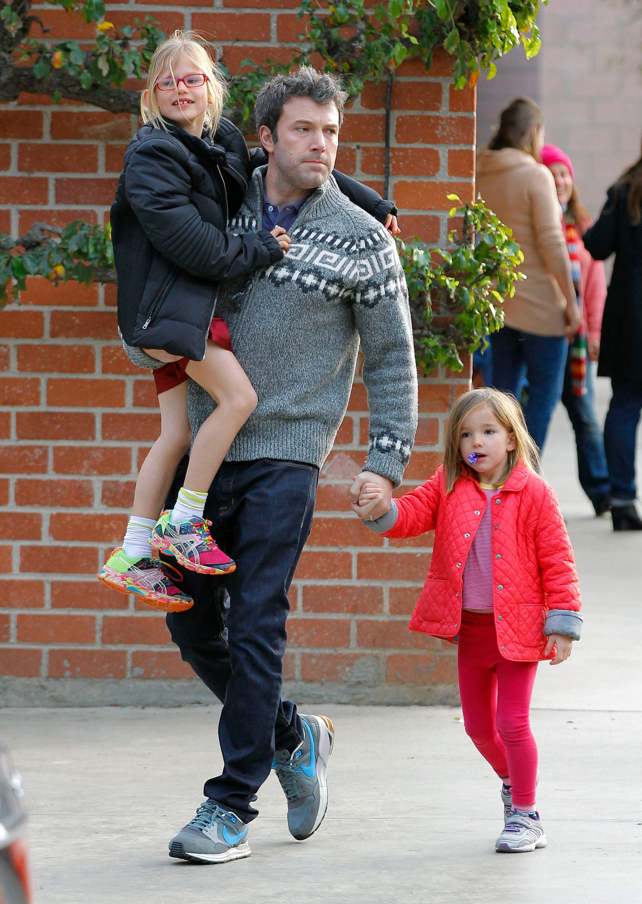 Ben Affleck und seine Töchter Violet und Seraphina Affleck beim Verlassen eines Parks am 8. Dezember 2013 in Los Angeles, Kalifornien | Quelle: Getty Images
