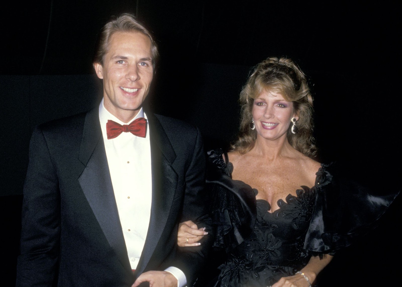 Michael Dubelko und der Hollywood-Star bei der Verleihung des Sherrill C. Corwin Human Relations Award des American Jewish Committee an Merv Adelson am 25. Oktober 1987 in Beverly Hills, Kalifornien. | Quelle: Getty Images