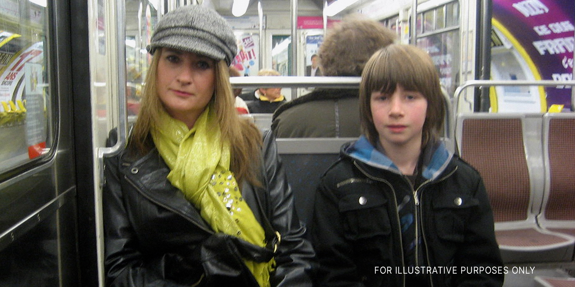 Eine Frau und ihr Sohn in einer U-Bahn | Quelle: Flickr/SteveR-/CC BY 2.0