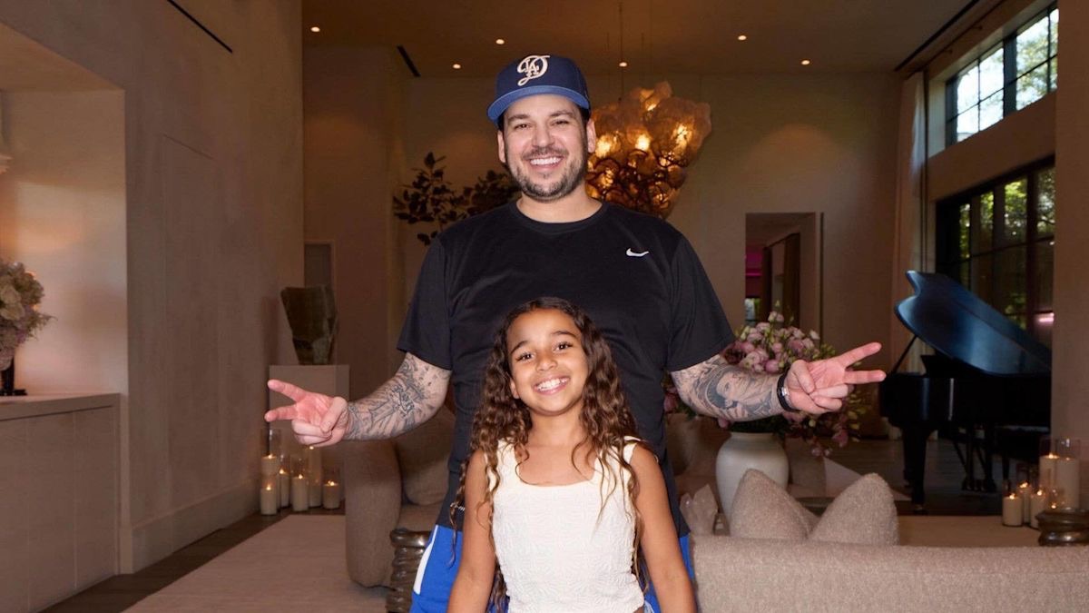 Rob Kardashian lächelt neben seiner Tochter Dream auf einem Familienfoto, das Kim Kardashian auf Instagram geteilt hat. Die beiden posieren gemeinsam mit einem passenden Lächeln und geben damit einen süßen Einblick in Robs Leben als hingebungsvoller Vater abseits des Rampenlichts. | Quelle: Instagram/kimkardashian.
